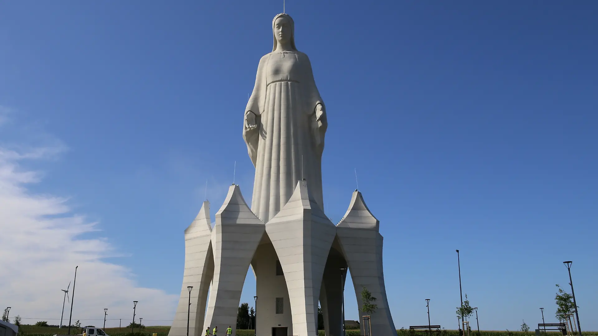 Eine riesige Marienstatue mit dem Namen „Pomnik Matki Boskiej“ steht im polnischen Dorf Konotopie. Das mehr als 55 Meter hohe Bauwerk soll am 15. August von einem Bischof eingeweiht werden. (zu dpa: «Riesige Marienstatue in Polen soll Pilger anziehen») +++ dpa-Bildfunk +++