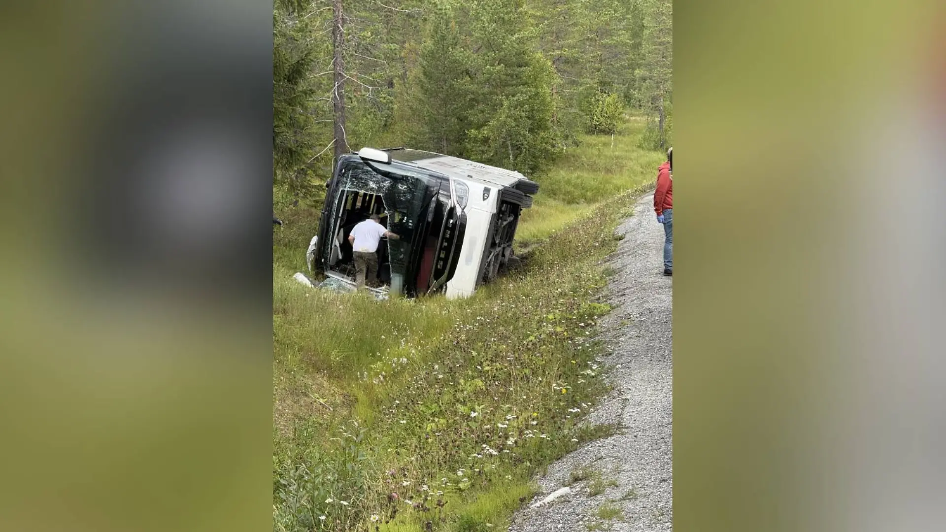 Der Reisebus ist umgekippt und liegt auf der Seite