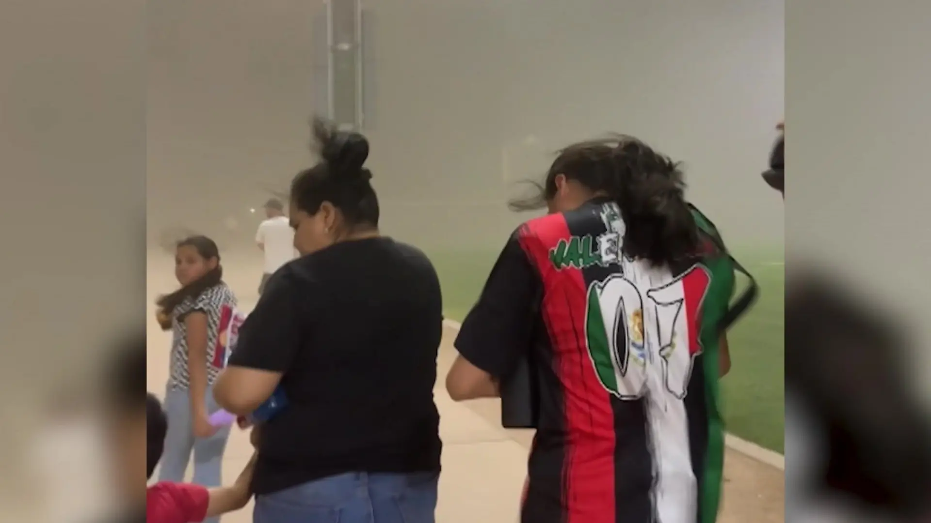 Familie gerät in Naturgewalt! Sandsturm verschluckt plötzlich das ganze Spielfeld Während Softballspiel in Arizona