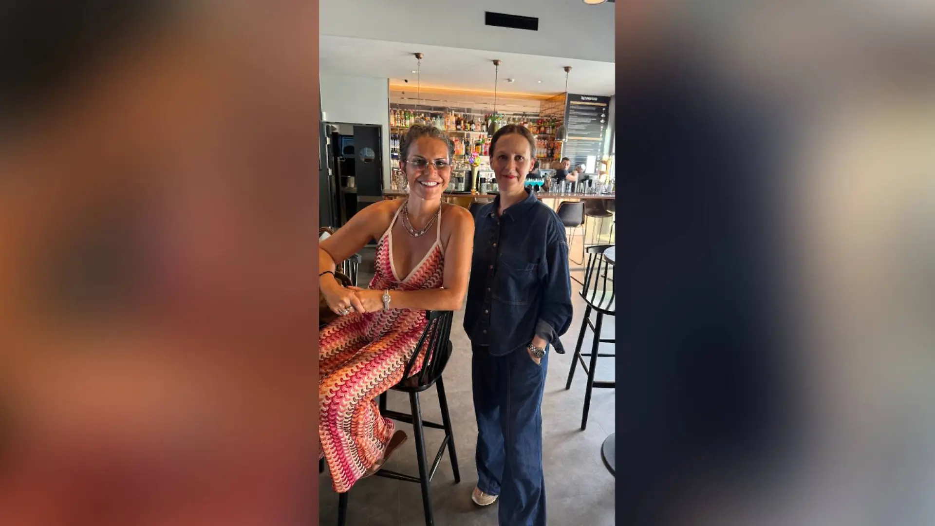 RTL-Reporterin Anna Hohns (rechts) mit Ronaldos Schwester Kátia Alveiro
