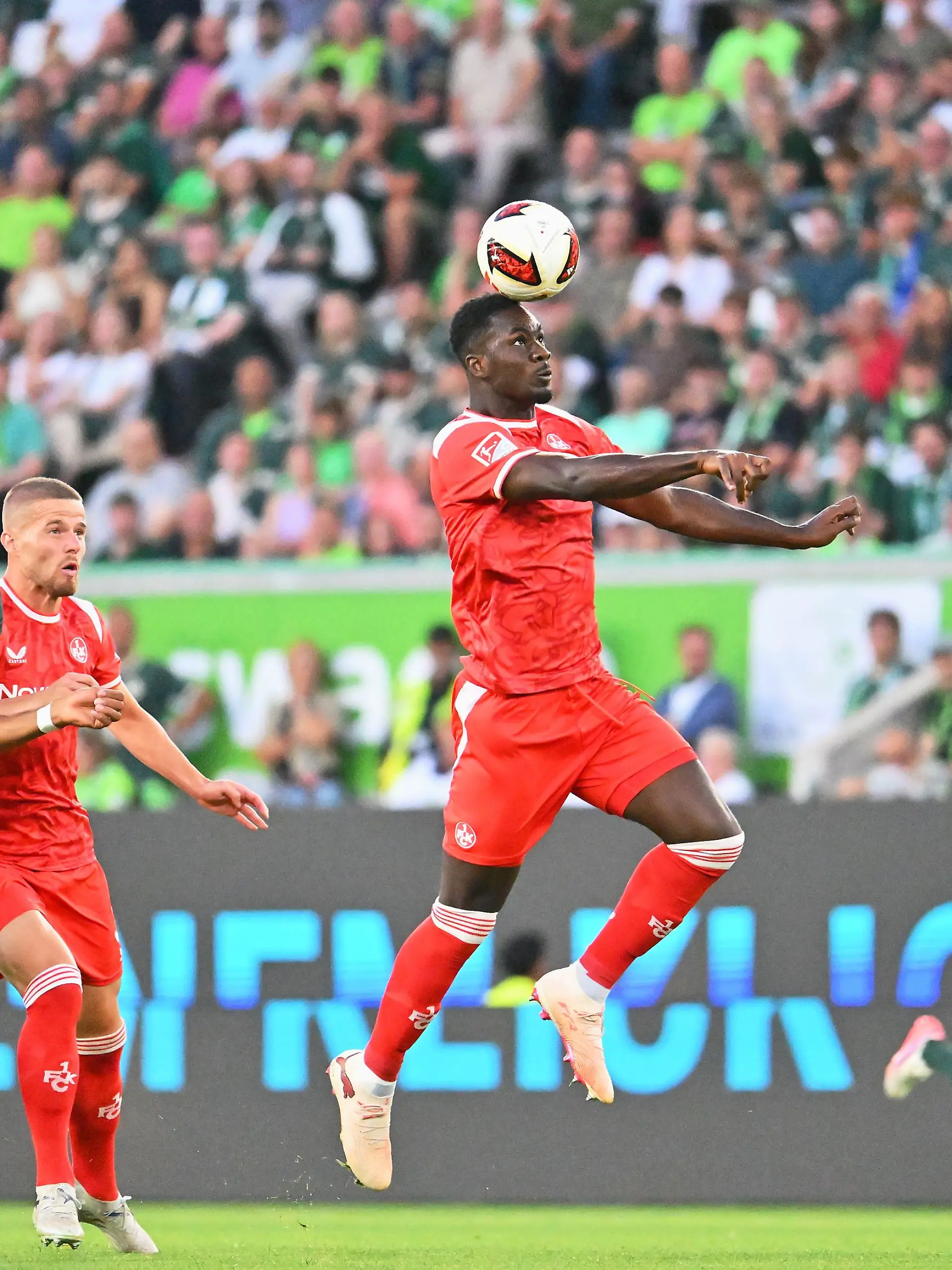 Im ersten Samstagabend-Topspiel der neuen Saison in der 2. Bundesliga empfängt Bundesliga-Absteiger VfL Wolfsburg den 1. FC Kaiserslautern in der Volkswagen Arena.