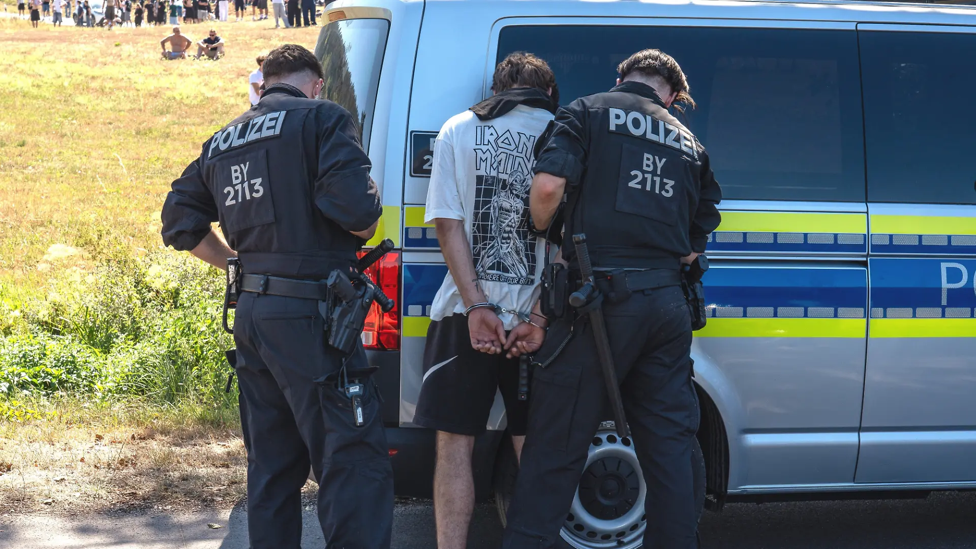 Die Polizei nimmt im mittelfränkischen Emskirchen eine Person fest. In dem ehemaligen Wohnort des YouTubers «Drachenlord» haben sich am Samstag Tausende zu einem unerlaubten «Schanzenfest» versammelt. Zuvor habe es in sozialen Medien Hinweise auf die Versammlung gegeben, teilte die Polizei mit. +++ dpa-Bildfunk +++