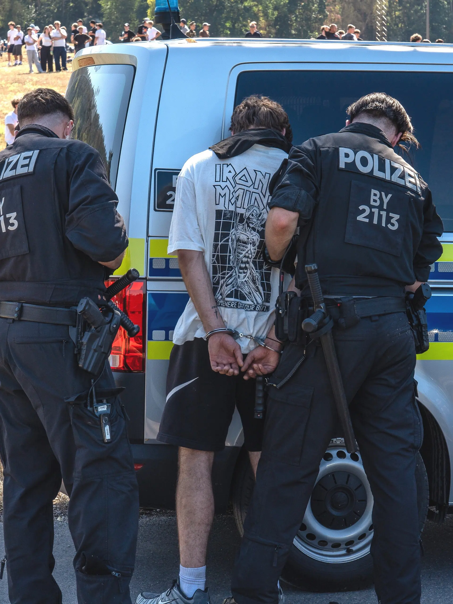 Die Polizei nimmt im mittelfränkischen Emskirchen eine Person fest. In dem ehemaligen Wohnort des YouTubers «Drachenlord» haben sich am Samstag Tausende zu einem unerlaubten «Schanzenfest» versammelt. Zuvor habe es in sozialen Medien Hinweise auf die Versammlung gegeben, teilte die Polizei mit. +++ dpa-Bildfunk +++
