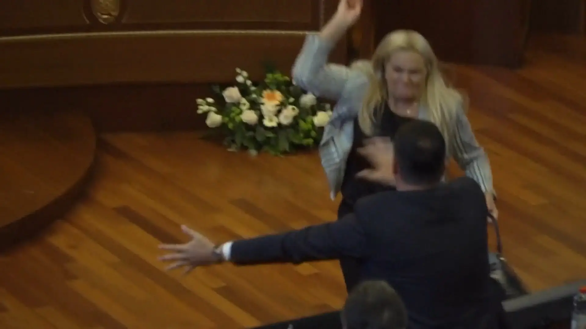 Eier-Attacke im Parlament! Politikerin geht auf Premierminister los Kosovo-Krise spitzt sich zu