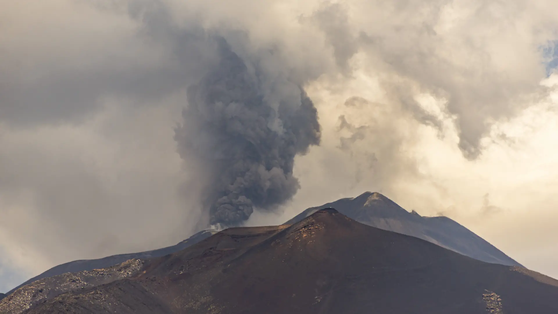 Mount Etna erupts, sending ash plume over Catania, Sicily CATANIA, ITALY - JULY 30: Mount Etna spews a column of ash after over three weeks of apparent calm on July 30, 2026 in Catania, Sicily, Italy. The activity, which began at approximately 3:30 AM local time, was characterized by intense Strombolian activity, which evolved into a lava fountain during the morning. Massive ash emission from the Voragine summit crater generated an eruption column that reached approximately 7 kilometers above sea level, dispersing west and northwest, with ashfall reported in the town of Bronte. The presence of volcanic ash prompted temporary airspace restrictions over the volcano, but operations at Catania International Airport continue regularly without in PUBLICATIONxNOTxINxTURxUSAxCANxUKxJPNxITAxFRAxAUSxESPxBELxKORxRSAxHKGxNZL Copyright: x2026xAnadoluxSalvatorexAllegrax