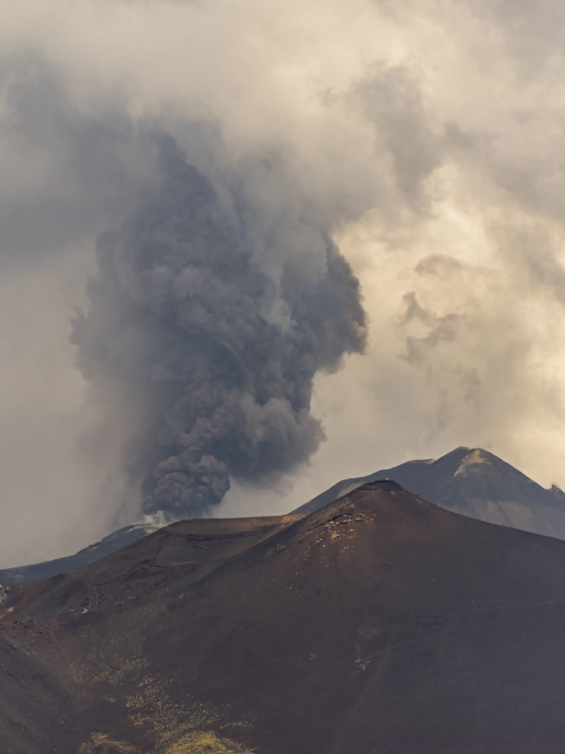 Mount Etna erupts, sending ash plume over Catania, Sicily CATANIA, ITALY - JULY 30: Mount Etna spews a column of ash after over three weeks of apparent calm on July 30, 2026 in Catania, Sicily, Italy. The activity, which began at approximately 3:30 AM local time, was characterized by intense Strombolian activity, which evolved into a lava fountain during the morning. Massive ash emission from the Voragine summit crater generated an eruption column that reached approximately 7 kilometers above sea level, dispersing west and northwest, with ashfall reported in the town of Bronte. The presence of volcanic ash prompted temporary airspace restrictions over the volcano, but operations at Catania International Airport continue regularly without in PUBLICATIONxNOTxINxTURxUSAxCANxUKxJPNxITAxFRAxAUSxESPxBELxKORxRSAxHKGxNZL Copyright: x2026xAnadoluxSalvatorexAllegrax
