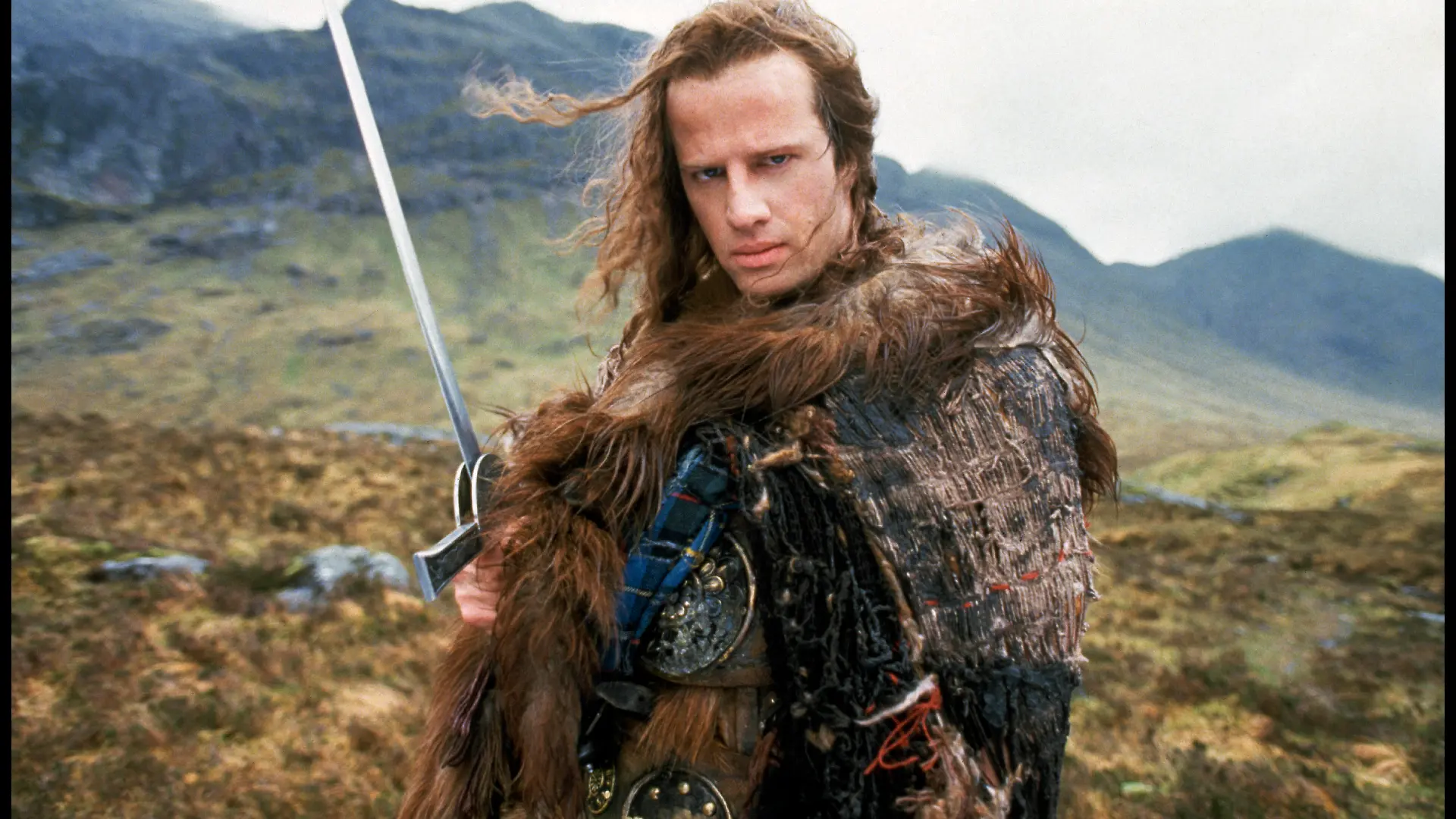 COLLECTION CHRISTOPHEL © EMI - 20th Century Fox HIGHLANDER (HIGHLANDER) de Russell Mulcahy 1986 USA/GB avec Christophe Lambert epee, ecossais, kilts, immortel, fourrures, barbare