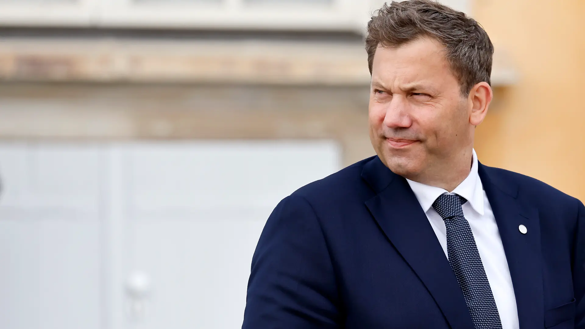 Politiker Lars Klingbeil (SPD), Bundesminister der Finanzen, steht am roten Teppich auf Schloss Augustusburg beim 26. Deutsch-Französischen Ministerrat. Die Regierungen beider Länder kommen zusammen, um nicht nur die militärische Zusammenarbeit sondern auch Kooperationen in den Bereichen Forschung und Wirtschaft abzustimmen. Brühl, 17.07.2026