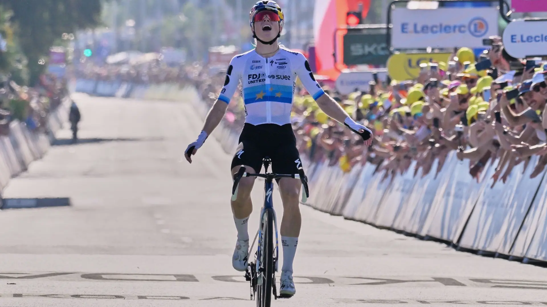 Demi Vollering hat zum zweiten Mal die Tour de France der Frauen gewonnen.