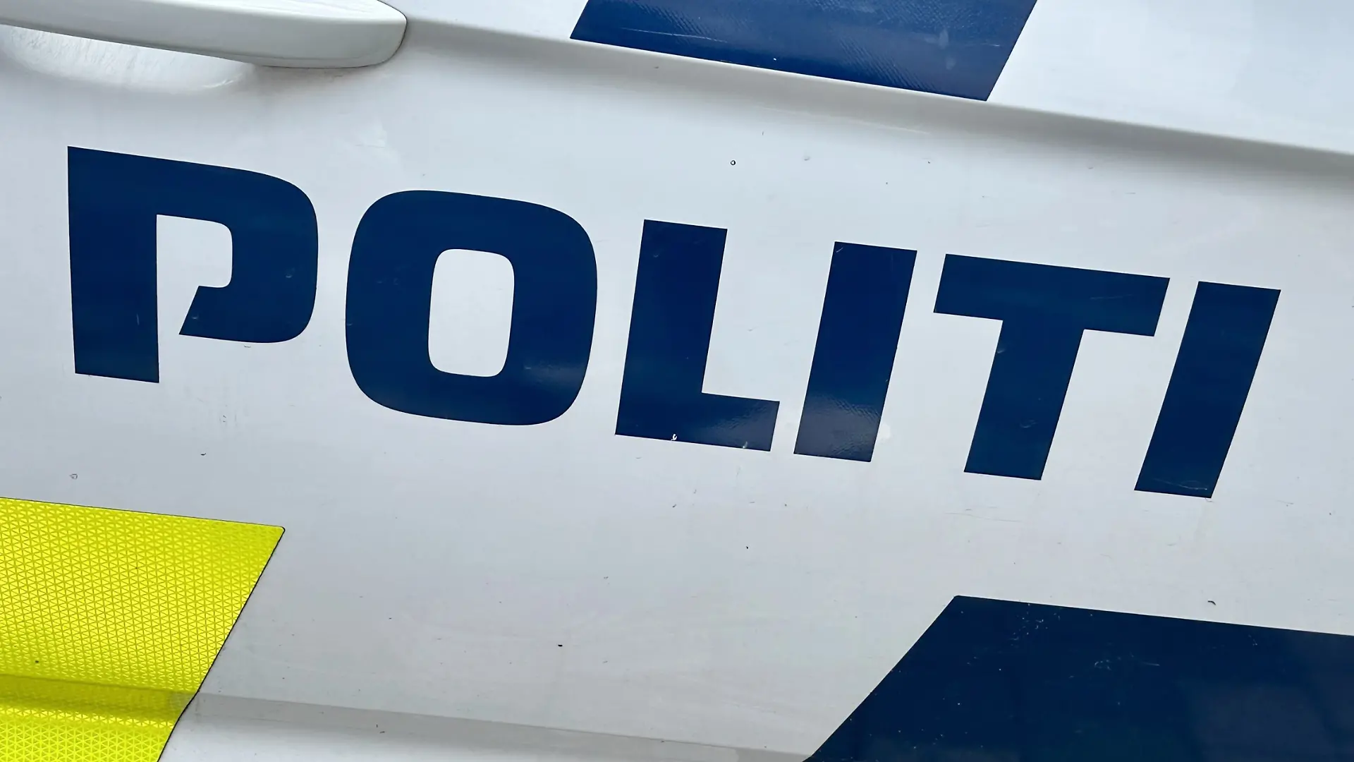 Der Schriftzug der dänischen Polizei «Politi» ist an einem Streifenwagen im Zentrum von Kopenhagen zu lesen.