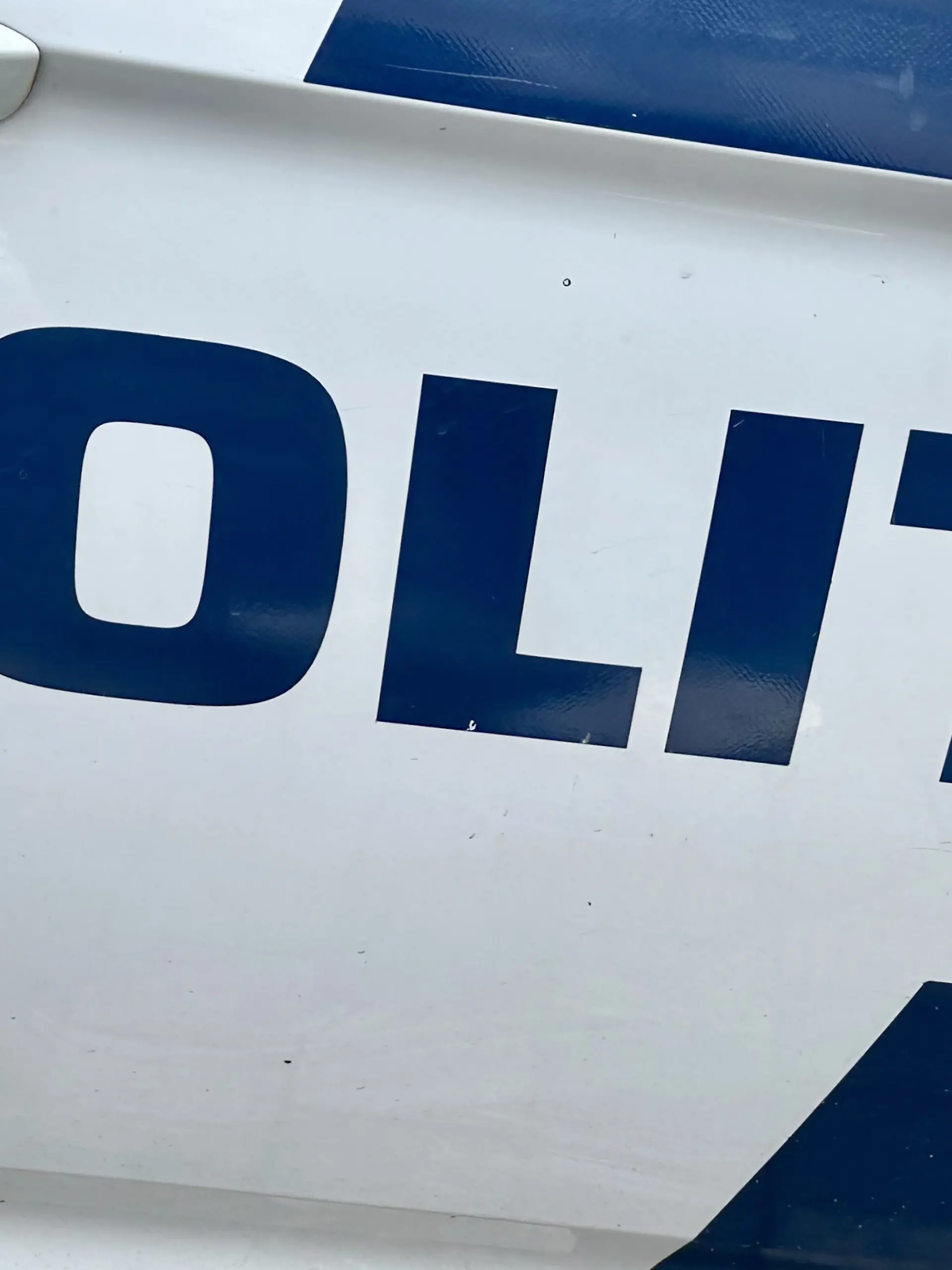 Der Schriftzug der dänischen Polizei «Politi» ist an einem Streifenwagen im Zentrum von Kopenhagen zu lesen.