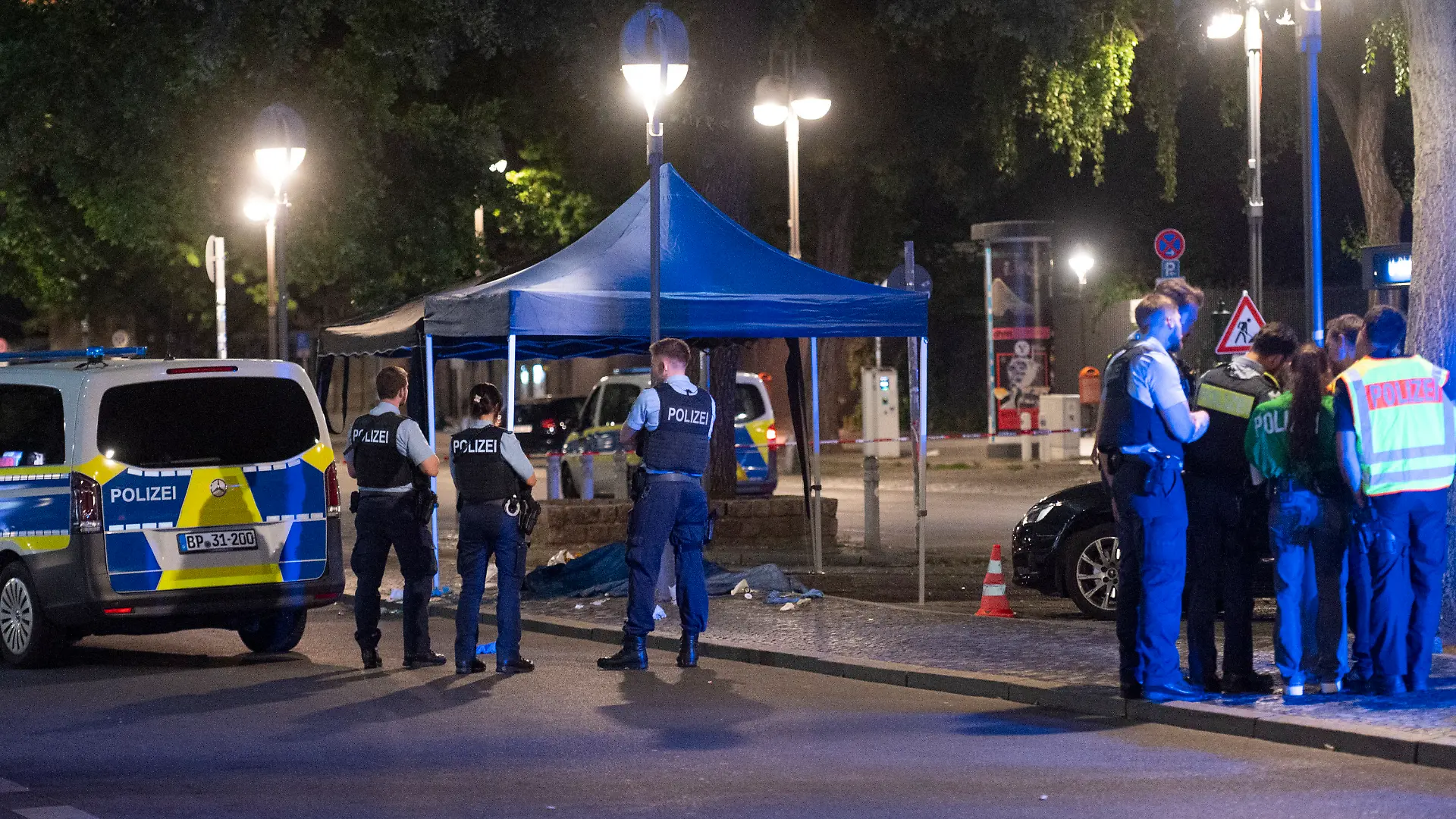 10.08.2026, Berlin: Polizisten arbeiten an einem Tatort auf dem Parkplatz vor dem Bahnhof Zoologischer Garten. In Berlin ist im Stadtteil Charlottenburg auf eine Person geschossen worden. Foto: Christophe Gateau/dpa +++ dpa-Bildfunk +++