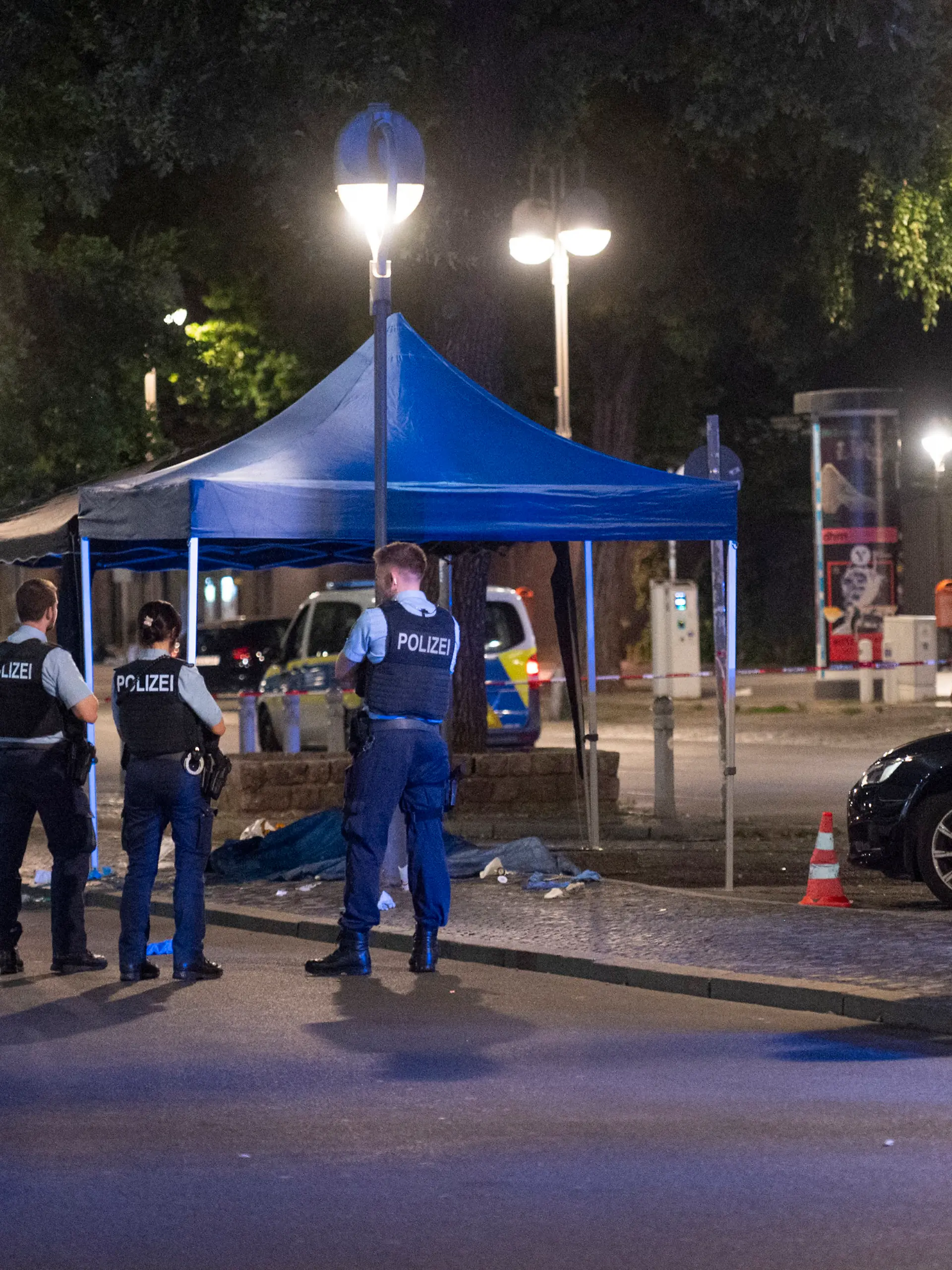 10.08.2026, Berlin: Polizisten arbeiten an einem Tatort auf dem Parkplatz vor dem Bahnhof Zoologischer Garten. In Berlin ist im Stadtteil Charlottenburg auf eine Person geschossen worden. Foto: Christophe Gateau/dpa +++ dpa-Bildfunk +++