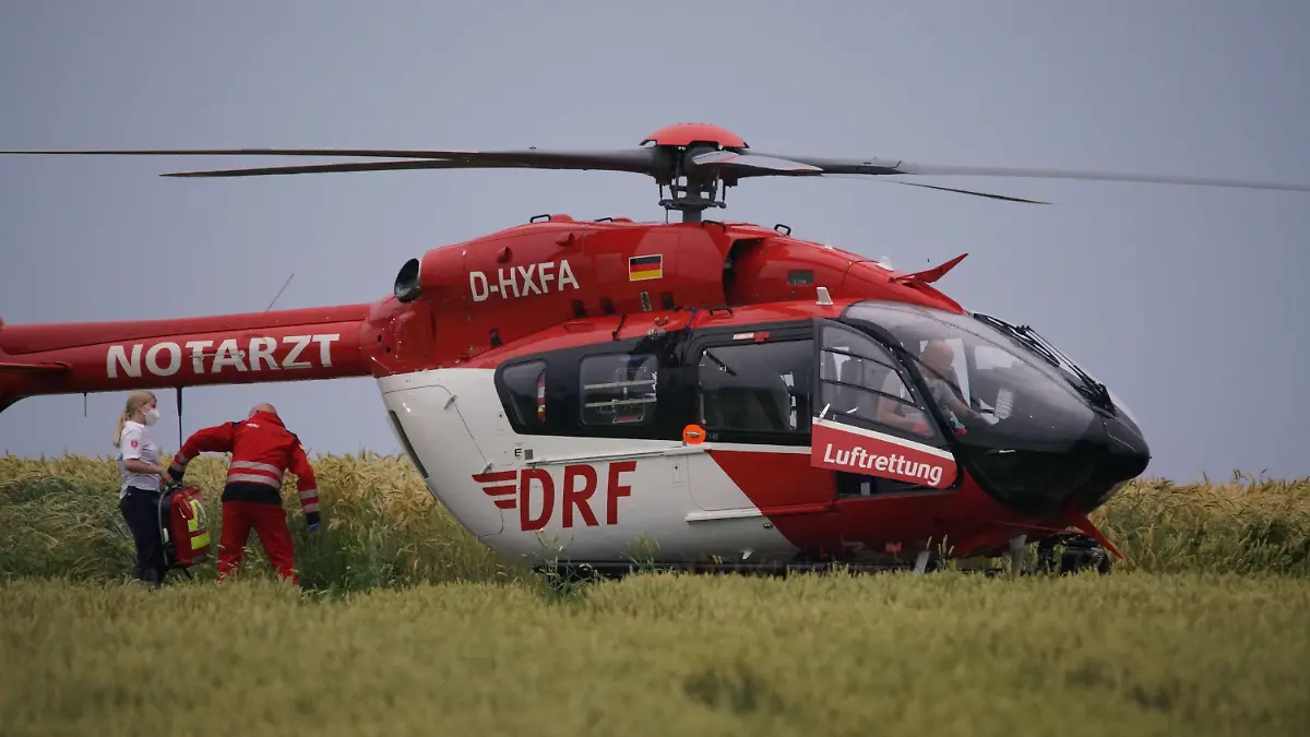 03.07.2021, Baden-Württemberg, Bad Boll: Ein Notarzt steigt in einen Hubschrauber, in dem ein lebensgefährlich verletztes Kind in ein Krankenhaus gebracht wird. (zu dpa «Kind von Heuballen begraben und lebensgefährlich verletzt») Foto: ---/SDMG/dpa +++ dpa-Bildfunk +++
