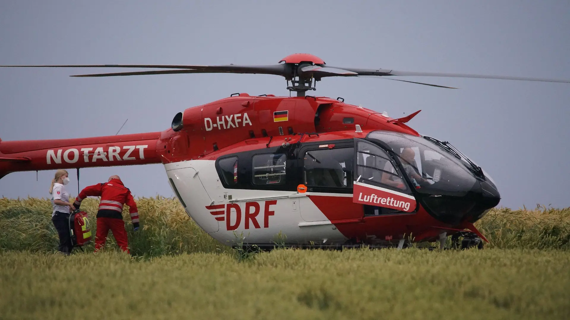 03.07.2021, Baden-Württemberg, Bad Boll: Ein Notarzt steigt in einen Hubschrauber, in dem ein lebensgefährlich verletztes Kind in ein Krankenhaus gebracht wird. (zu dpa «Kind von Heuballen begraben und lebensgefährlich verletzt») Foto: ---/SDMG/dpa +++ dpa-Bildfunk +++