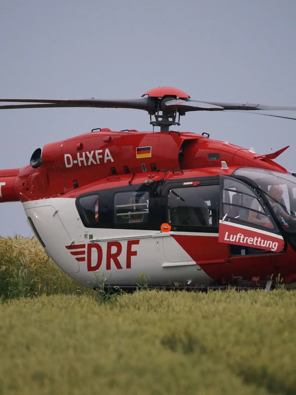 03.07.2021, Baden-Württemberg, Bad Boll: Ein Notarzt steigt in einen Hubschrauber, in dem ein lebensgefährlich verletztes Kind in ein Krankenhaus gebracht wird. (zu dpa «Kind von Heuballen begraben und lebensgefährlich verletzt») Foto: ---/SDMG/dpa +++ dpa-Bildfunk +++