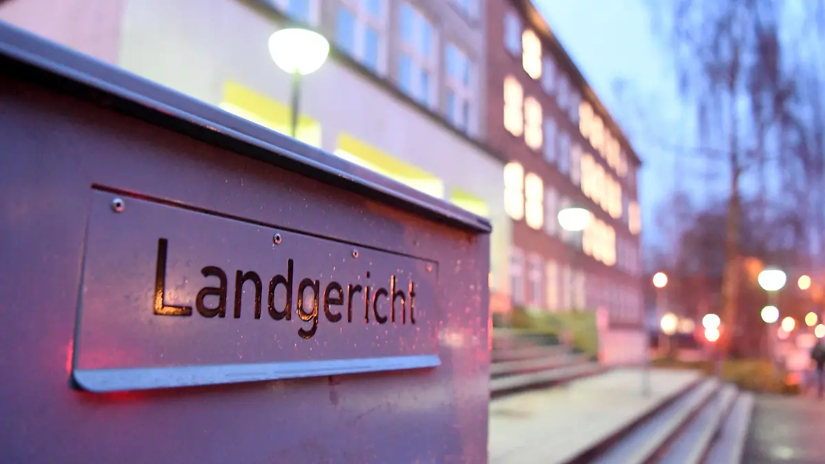 ARCHIV - 21.12.2018, Schleswig-Holstein, Kiel: Blick auf einen Briefkasten amd Gebäude des Landgerichtes. Am 25.02.2019 wird im Prozess gegen einen 19-jährigen Mann wegen Mordes an seiner wenige Wochen alten Tochter voraussichtlich das Urteil verkündet. Er soll am 27. April 2018 unter Einfluss von Alkohol und Drogen seine Tochter sexuell missbraucht und mit dem Kopf mehrfach gegen eine Wand geschlagen haben. Sie starb an einem schweren Schädel-Hirn-Trauma. Foto: Carsten Rehder/dpa +++ dpa-Bildfunk +++