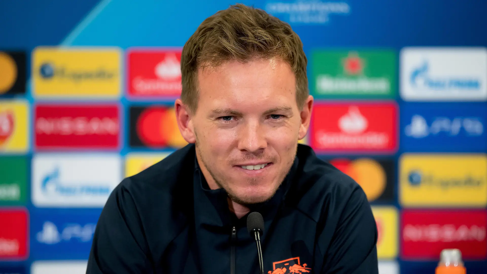  Leipzigs Trainer Julian Nagelsmann bei der Pressekonferenz vor dem UEFA Champions League Spiel RB Leipzig gegen Manchester United, ManU / 07.12.2020, Red Bull Akademie in Leipzig. PK RB Leipzig *** Leipzig coach Julian Nagelsmann at the press conference before the UEFA Champions League match RB Leipzig vs Manchester United 07 12 2020, Red Bull Akademie in Leipzig PK RB Leipzig