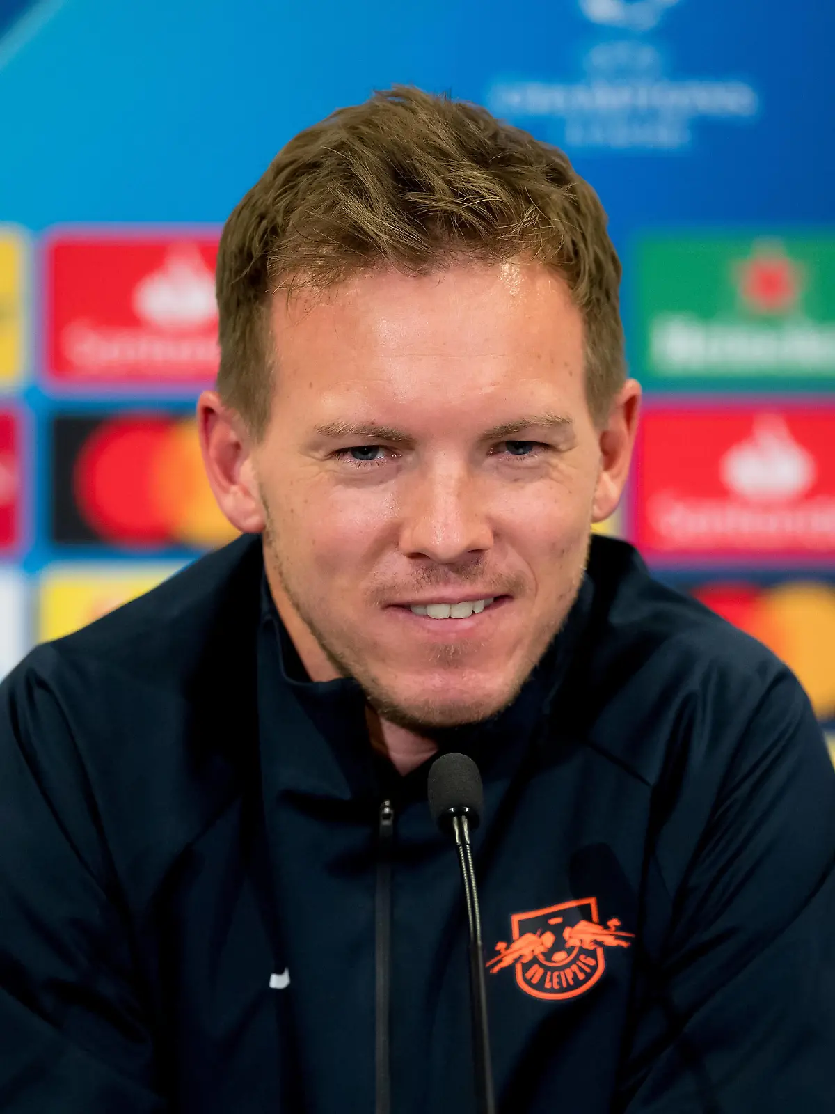  Leipzigs Trainer Julian Nagelsmann bei der Pressekonferenz vor dem UEFA Champions League Spiel RB Leipzig gegen Manchester United, ManU / 07.12.2020, Red Bull Akademie in Leipzig. PK RB Leipzig *** Leipzig coach Julian Nagelsmann at the press conference before the UEFA Champions League match RB Leipzig vs Manchester United 07 12 2020, Red Bull Akademie in Leipzig PK RB Leipzig