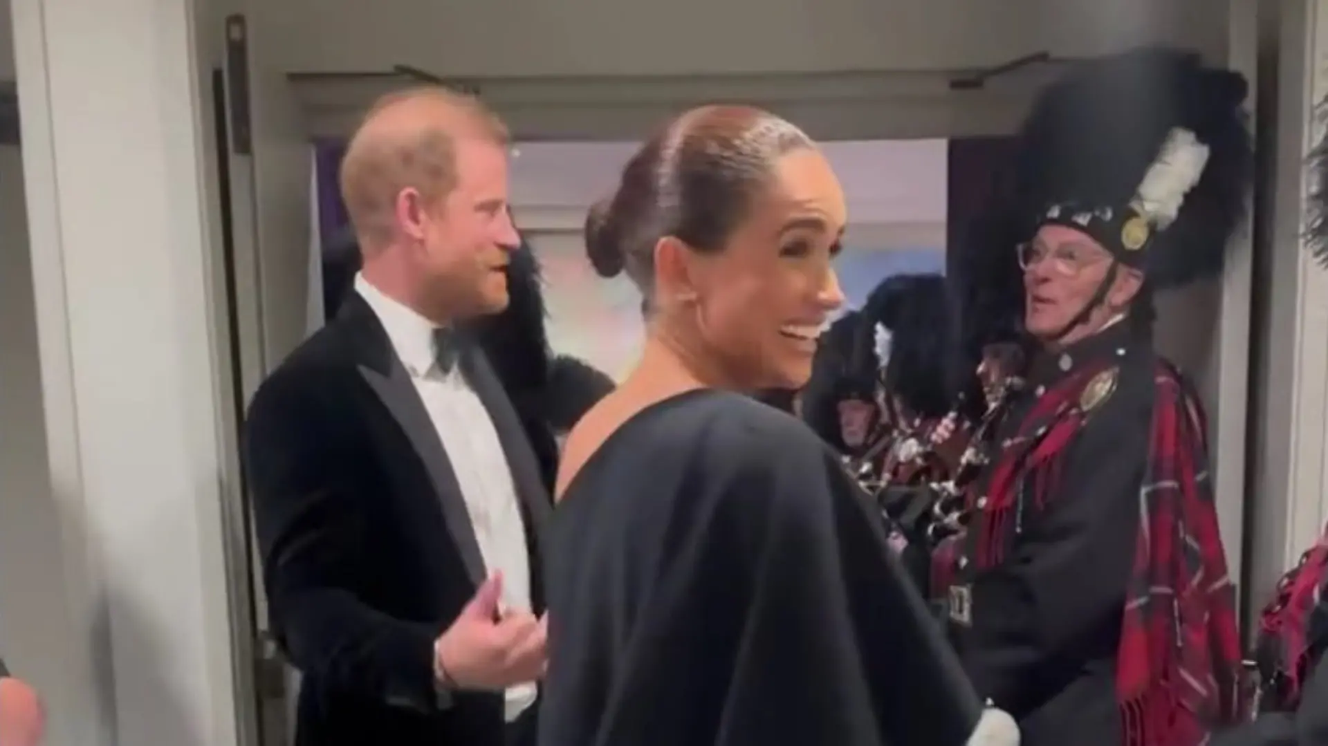 Herzogin Meghan scheint den Gala-Abend mit ihrem Harry zu genießen.