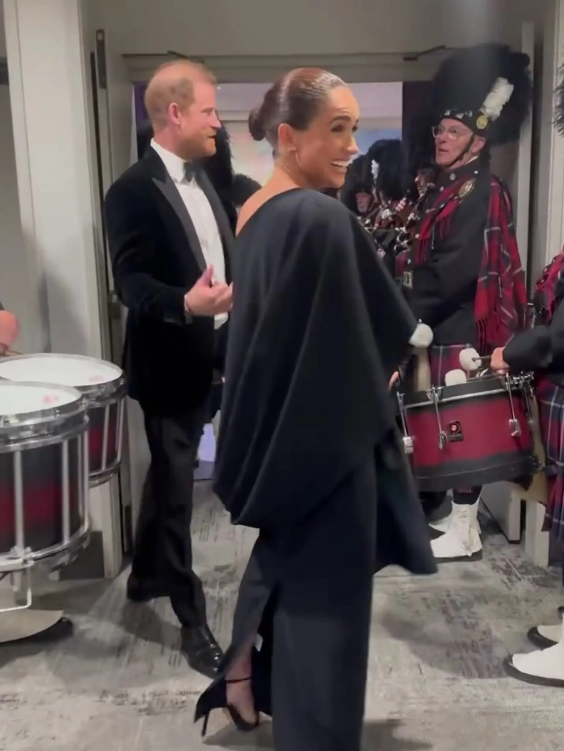 Bild zu: "Meghan strahlt mit ihrem Harry um die Wette – es werden sogar Erinnerungen an Diana wach"