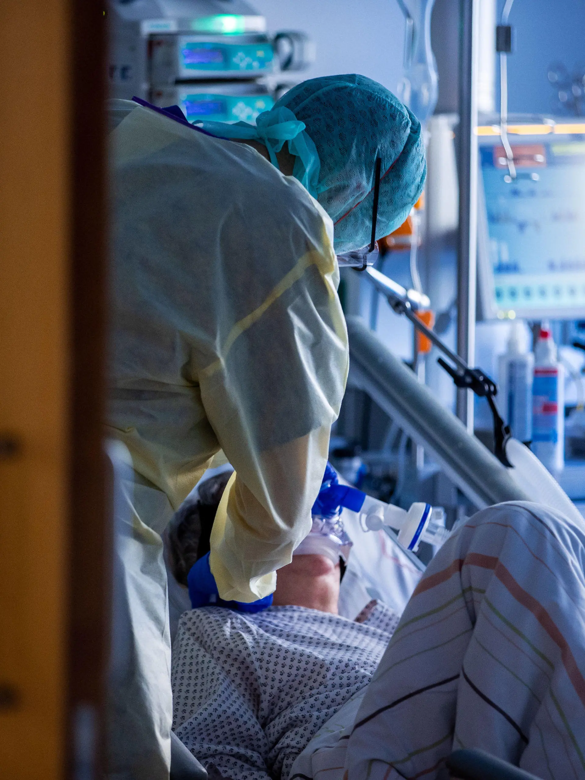 ARCHIV - 23.11.2020, Mecklenburg-Vorpommern, Greifswald: Eine Pflegekraft versorgt im besonders geschützten Teil der Intensivstation des Universitätsklinikums einen Corona-Patienten. Die Zahl der Neuinfektionen mit dem Coronavirus bleibt auf hohem Niveau. Innerhalb eines Tages wurden 16 643 neue Fälle übermittelt. Die deutschen Gesundheitsämter meldeten zudem 226 neue Todesfälle binnen 24 Stunden. Vor genau einer Woche hatte dieser Wert bei 188 gelegen. Foto: Jens Büttner/dpa-Zentralbild/dpa +++ dpa-Bildfunk +++