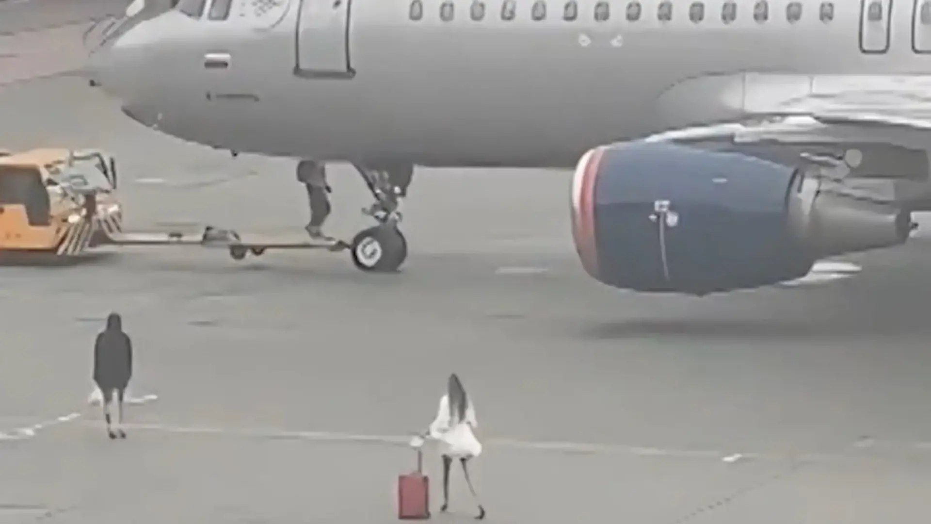 Boarding verpasst! Frauen rennen Flieger hinterher – quer über's Rollfeld Mit High-Heels und Handgepäck