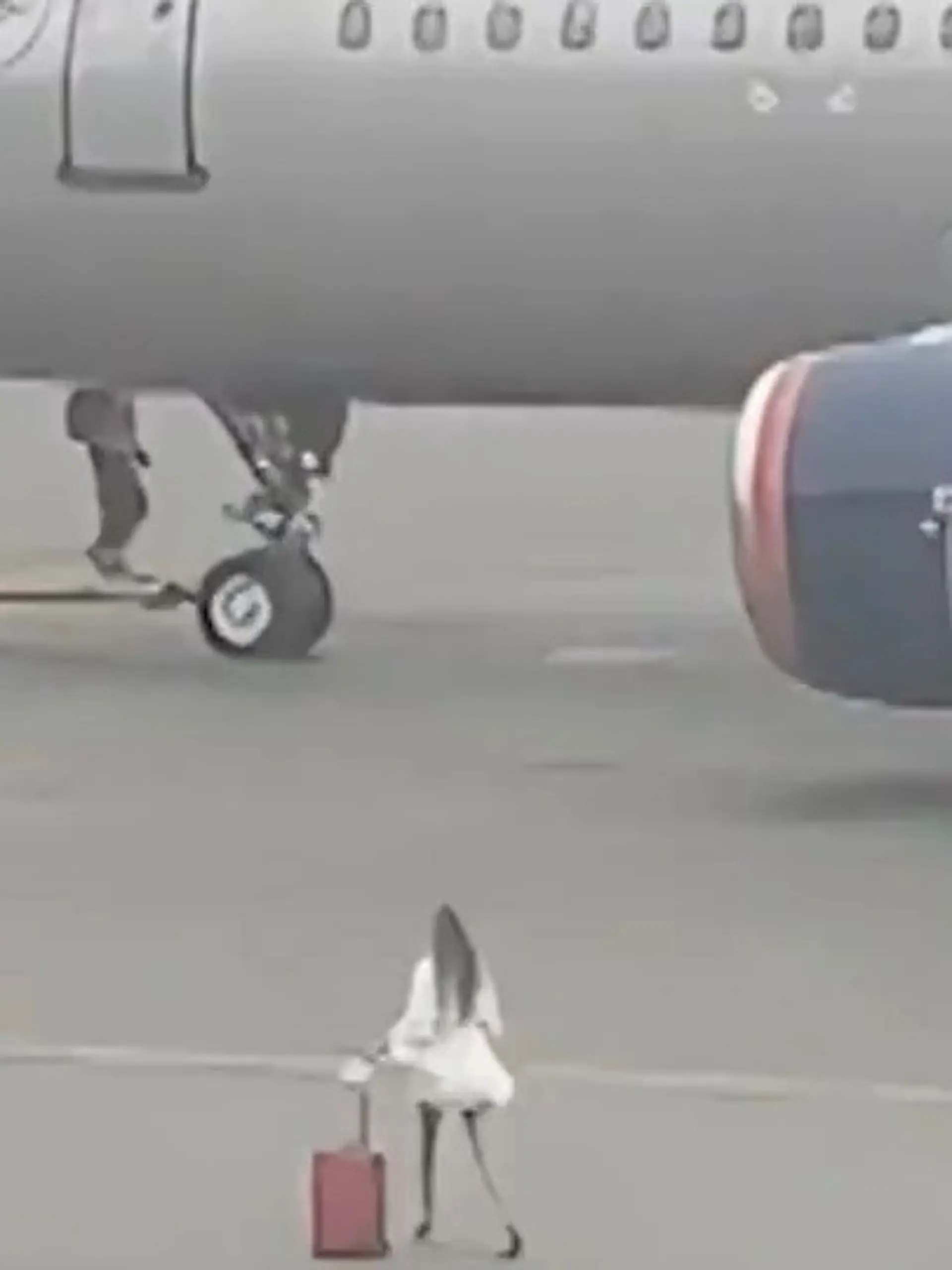 Bild zu: "Boarding verpasst! Frauen rennen Flieger hinterher – quer über's Rollfeld"