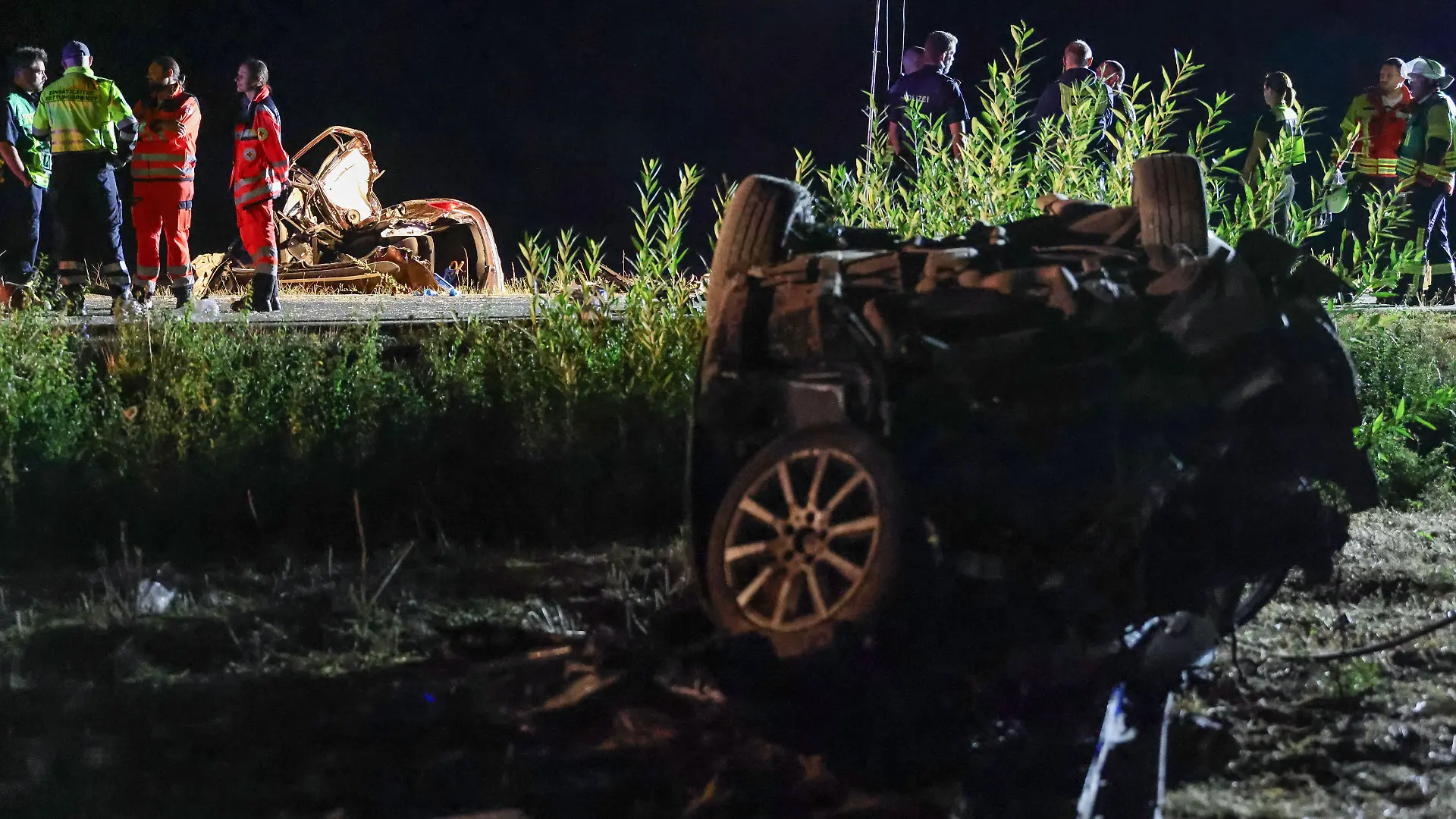Einsatzkräfte arbeiten an einer Unfallstelle nach einem schweren Verkehrsunfall auf der B470 zwischen Dottenheim und Dietersheim. Mehrere Menschen sind bei einem Unfall auf einer Bundesstraße in Mittelfranken ums Leben gekommen. 
