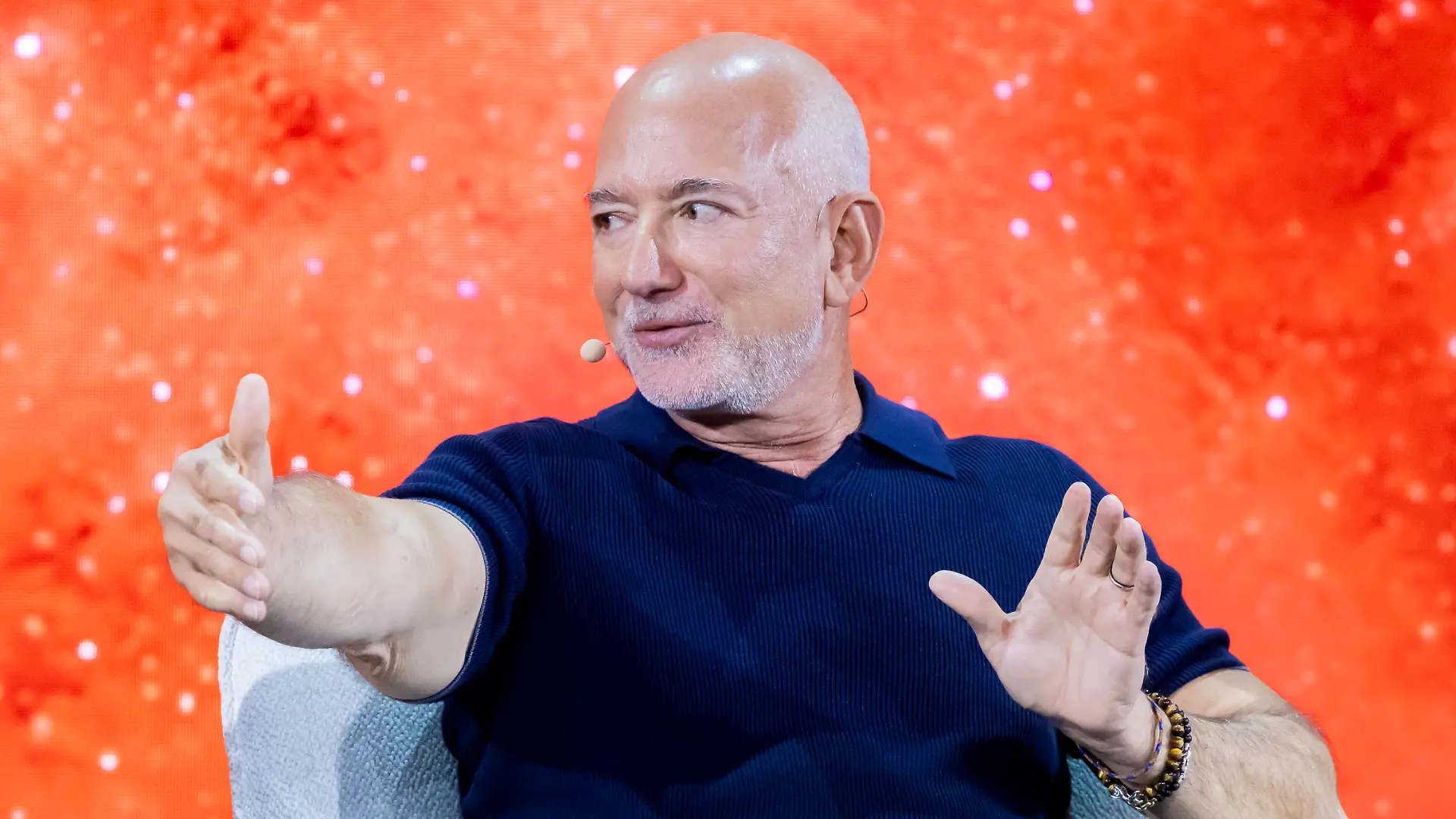 Das sieht schon nach taktischen Anweisungen aus: Jeff Bezos will ins Fußball-Geschäft einsteigen.