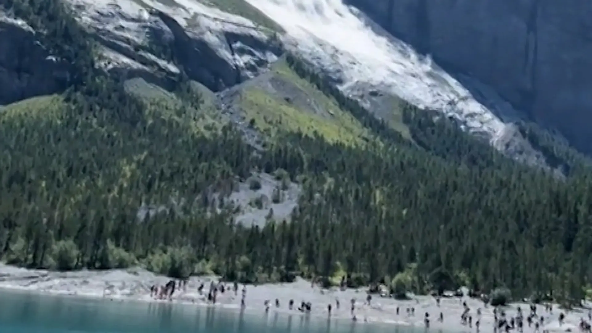 Felssturz am Urlaubs-Hotspot! Touristen fliehen vor 3.000 Tonnen Gestein Berg-Drama am Oeschinensee