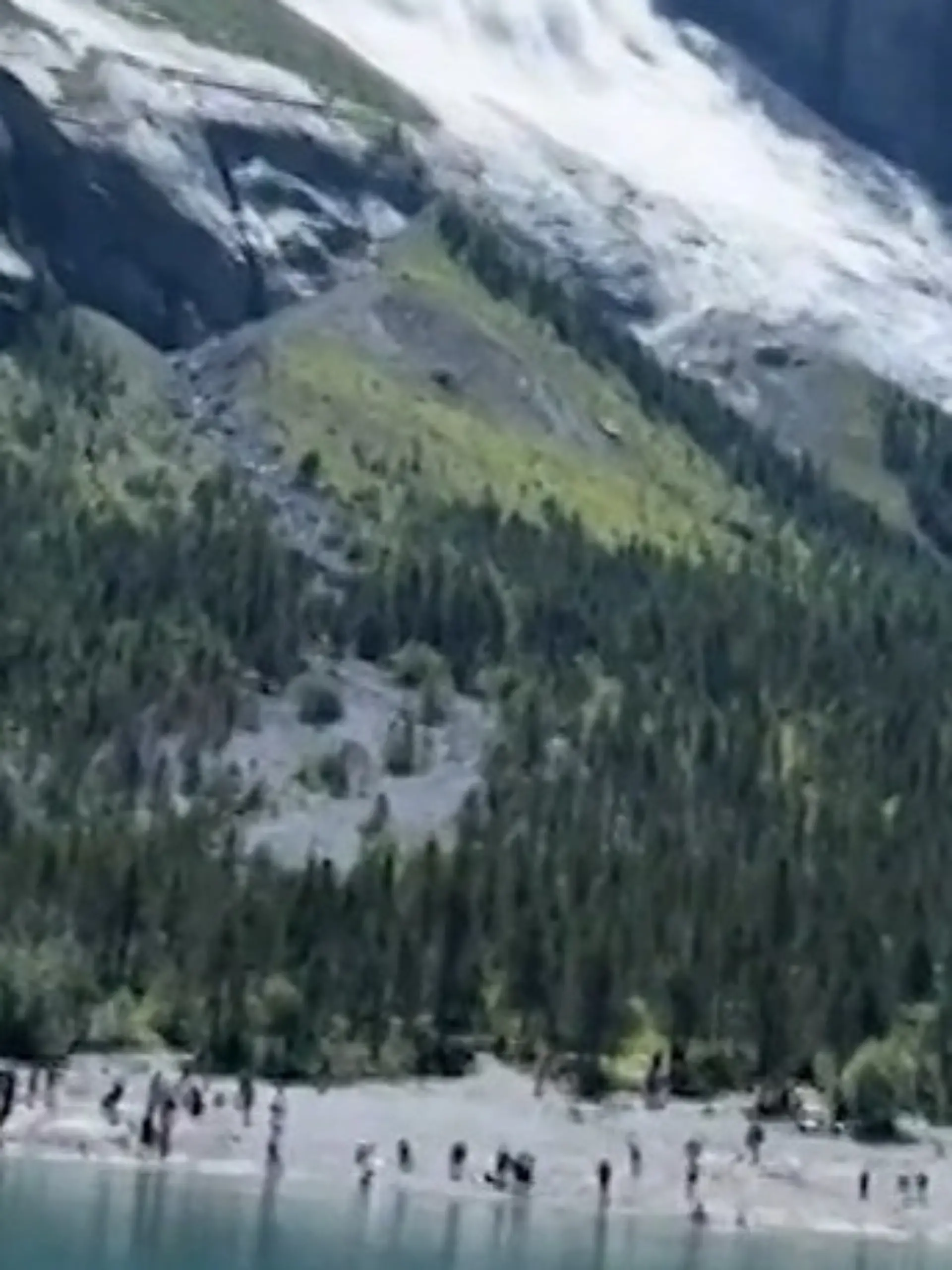 Bild zu: "Felssturz am Urlaubs-Hotspot! Touristen fliehen vor 3.000 Tonnen Gestein"