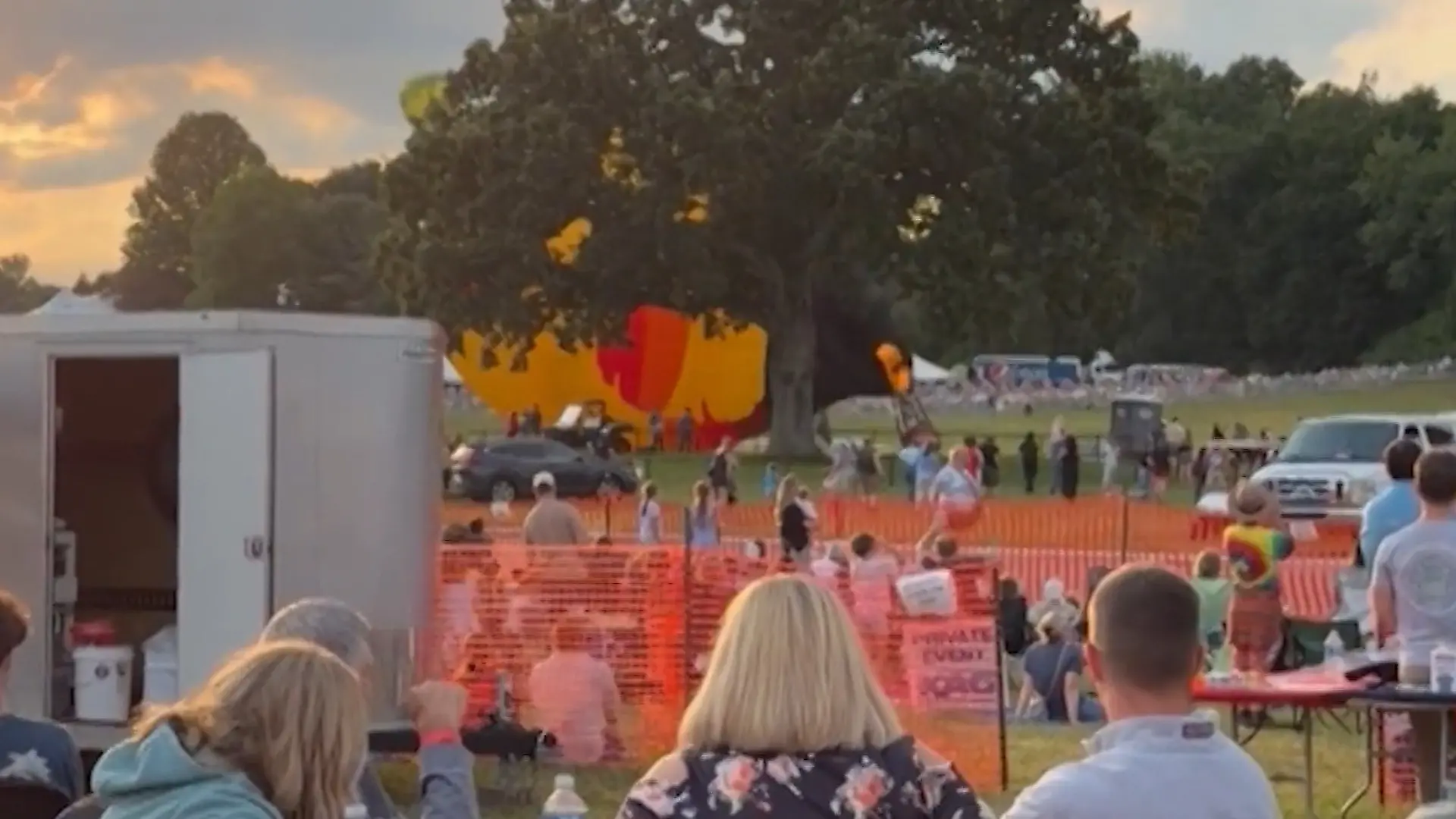 Heißluftballon stürzt vom Himmel – dann wagt Pilot DIESES riskante Manöver! Zuschauer bei Festival hilflos