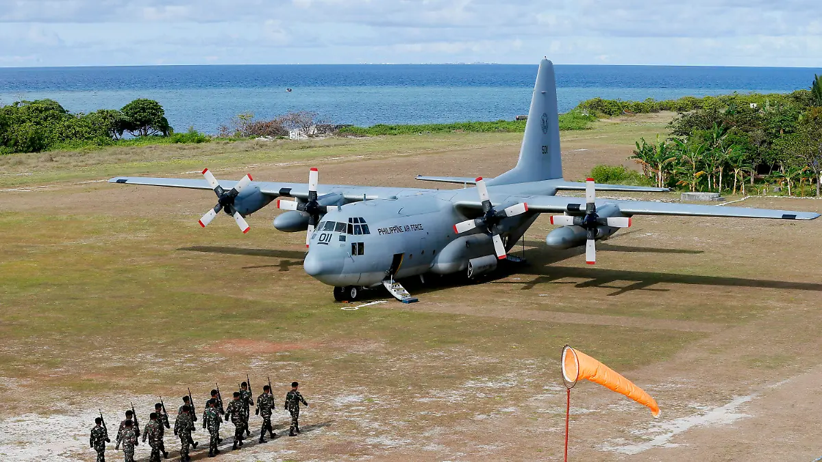 ARCHIV - 21.04.2017, Philippinen, Thitu: Ein C-130-Transportflugzeug der philippinischen Luftwaffe, während philippinische Truppen auf der von den Philippinen beanspruchten Insel Thitu vor der umstrittenen Inselkette der Spratlys im Südchinesischen Meer marschieren. Beim Absturz eines Militärflugzeugs auf den Philippinen sind mindestens 17 Insassen ums Leben gekommen. Das teilte das Verteidigungsministerium des Inselstaats am 04.07.2021 mit. An Bord waren mehr als 80 Insassen. Foto: Bullit Marquez/AP/dpa +++ dpa-Bildfunk +++