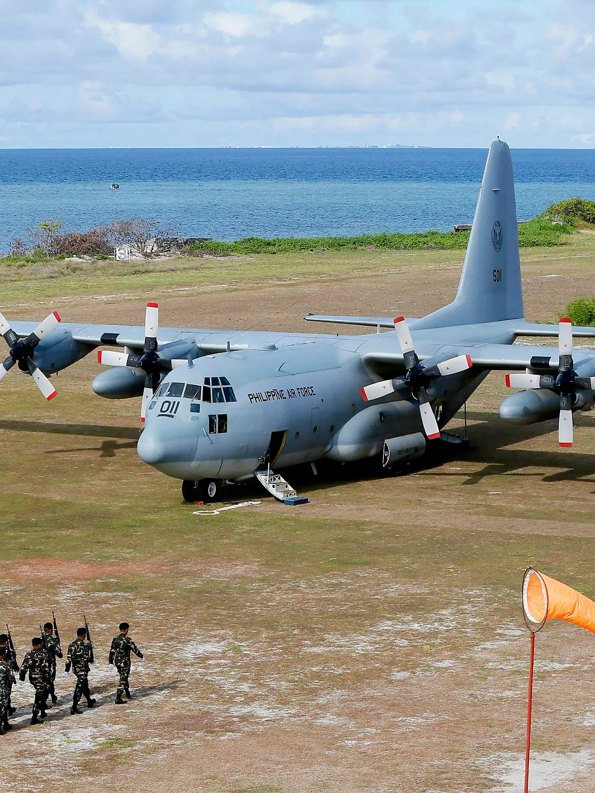 ARCHIV - 21.04.2017, Philippinen, Thitu: Ein C-130-Transportflugzeug der philippinischen Luftwaffe, während philippinische Truppen auf der von den Philippinen beanspruchten Insel Thitu vor der umstrittenen Inselkette der Spratlys im Südchinesischen Meer marschieren. Beim Absturz eines Militärflugzeugs auf den Philippinen sind mindestens 17 Insassen ums Leben gekommen. Das teilte das Verteidigungsministerium des Inselstaats am 04.07.2021 mit. An Bord waren mehr als 80 Insassen. Foto: Bullit Marquez/AP/dpa +++ dpa-Bildfunk +++