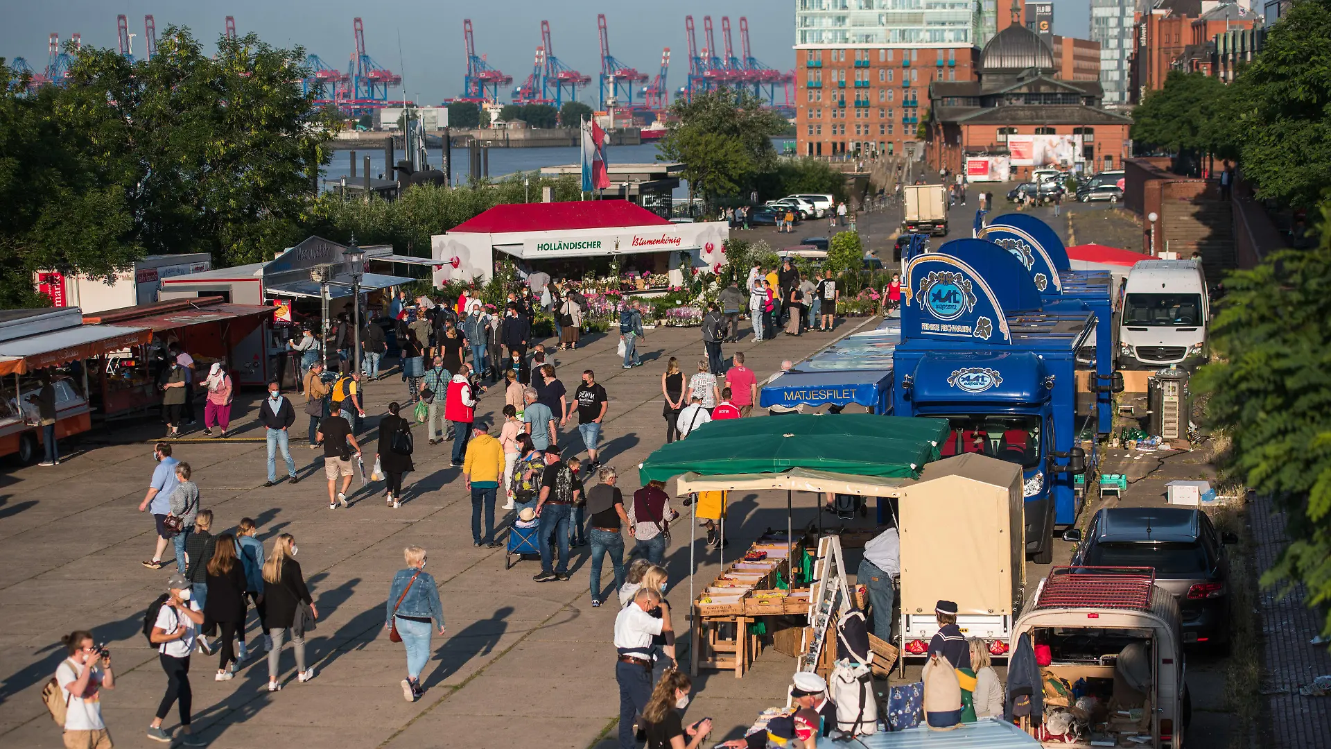 04.07.2021, Hamburg: Besucher gehen über den Hamburger Fischmarkt. Die berühmte Touristenattraktion hat erstmals nach 15-monatiger Zwangspause unter Auflagen wieder geöffnet. Foto: Daniel Bockwoldt/dpa +++ dpa-Bildfunk +++