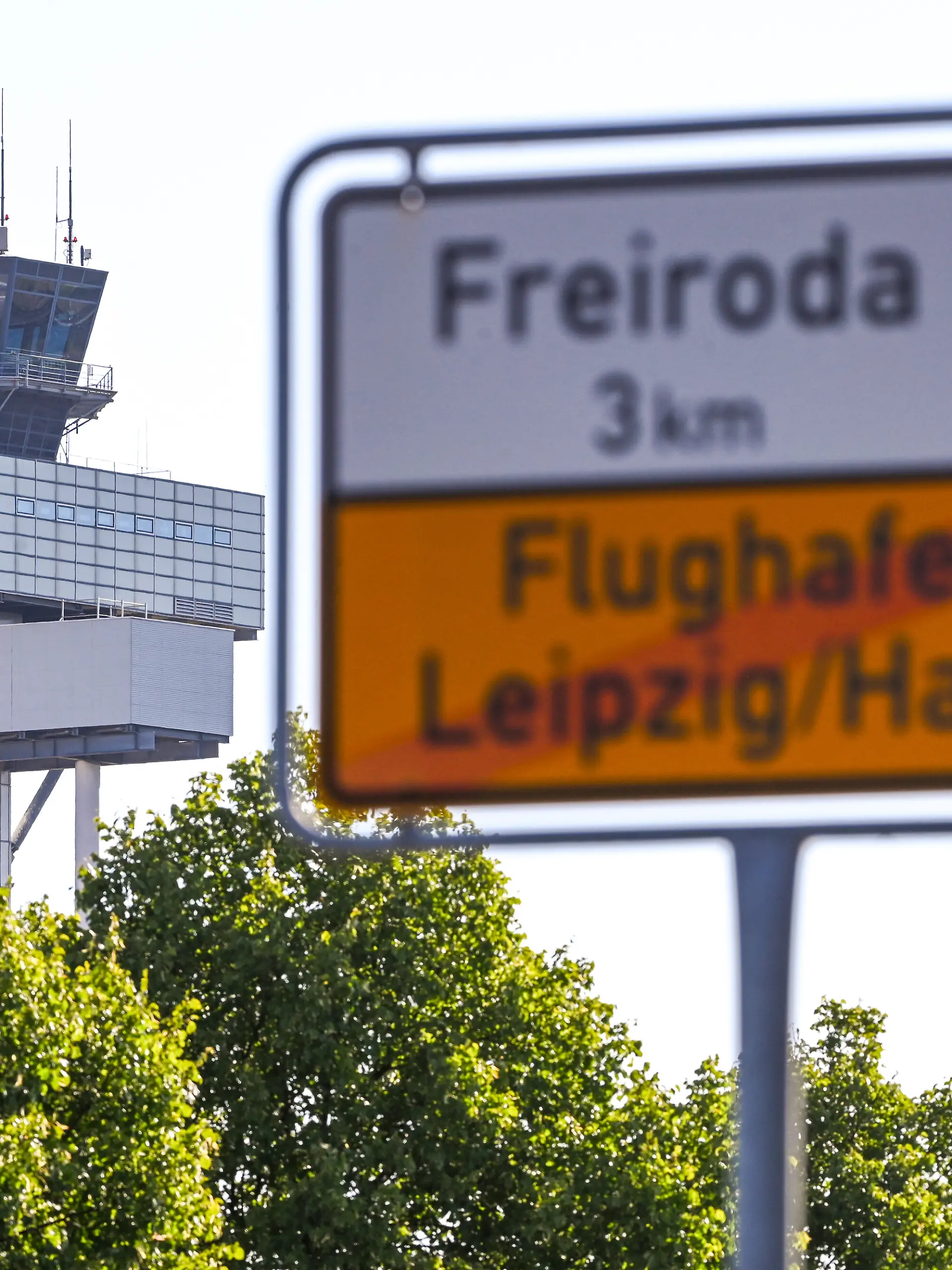 Der Tower am Flughafen Leipzig/Halle. In der Nähe ukrainischer Transportflugzeuge war vor wenigen Tagen eine mit Sprengstoff und Zünder bestückte Drohne entdeckt worden. +++ dpa-Bildfunk +++
