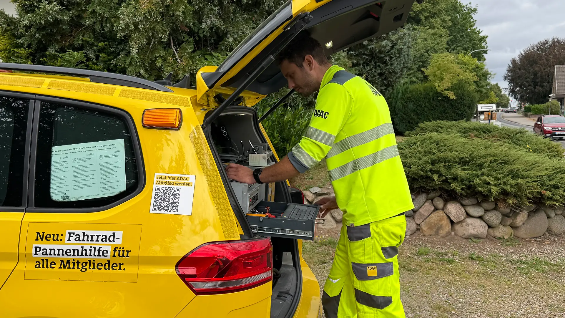 Björn Schultze ist ADAC-Pannenhelfer und weiß, worauf es im Ernstfall ankommt.