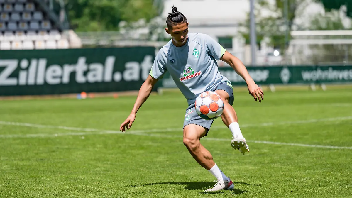 AUT 2.FBL, Trainingslager SV Werder Bremen 2021 / 02.07.2021, Parkstadion, Zell am Ziller, AUT 2.FBL, Trainingslager SV Werder Bremen 2021 Kyu-Hyuh Park Werder Bremen II 25 Ball am Fuss, Einzelaktion, Ganzkörper / Ganzkoerper Video nordphoto GmbH / Kokenge *** Local Caption *** *** AUT 2 FBL, Training camp SV Werder Bremen 2021 02 07 2021, Parkstadion, Zell am Ziller, AUT 2 FBL, Training camp SV Werder Bremen 2021 Kyu Hyuh Park Werder Bremen II 25 Ball on the foot, single action, whole body whole body Video nordphoto GmbH Kokenge Local Caption nordphotoxGmbHxx/xKokenge nph00001