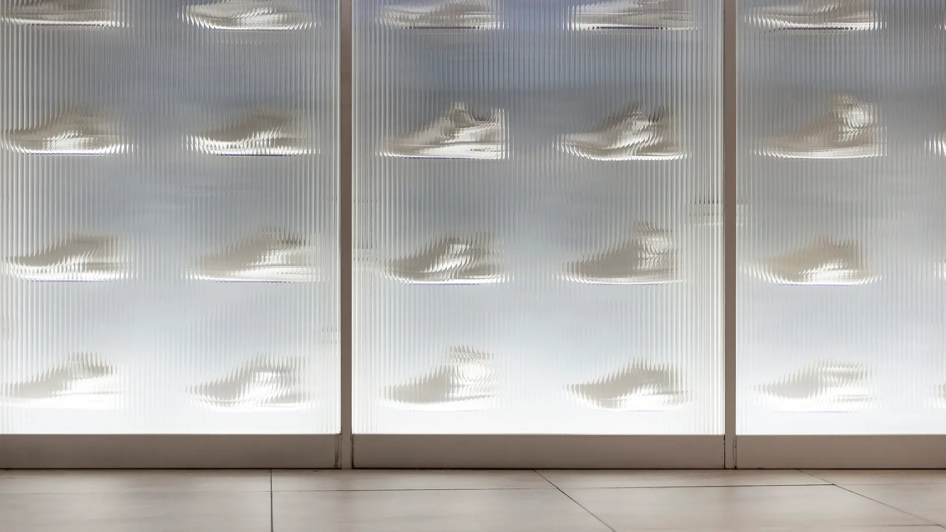 Schuhe hinter Plexiglas