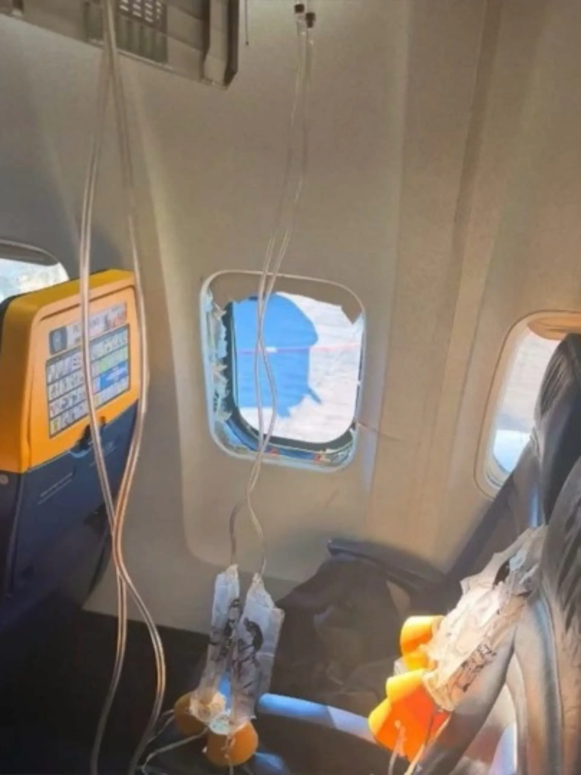 Bild zu: "Mann aus Flugzeugfenster gesogen"
