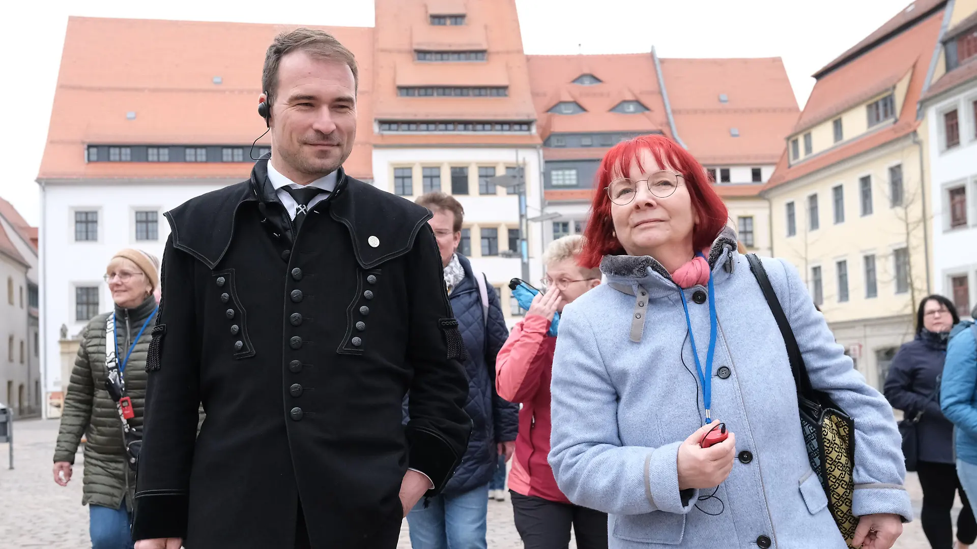 Sabine Ebert (r), Bestseller-Autorin der «Hebammen»-Saga, und Philipp Preißler (Freie Wähler), designierter Oberbürgermeister, gehen über den Marktplatz. Beim literarischen Stadtrundgang «Auf den Spuren der Hebamme Marthe» war die Bestseller-Autorin als Überraschungsgast dabei und hat ihre Fans zu Originalschauplätzen geführt.