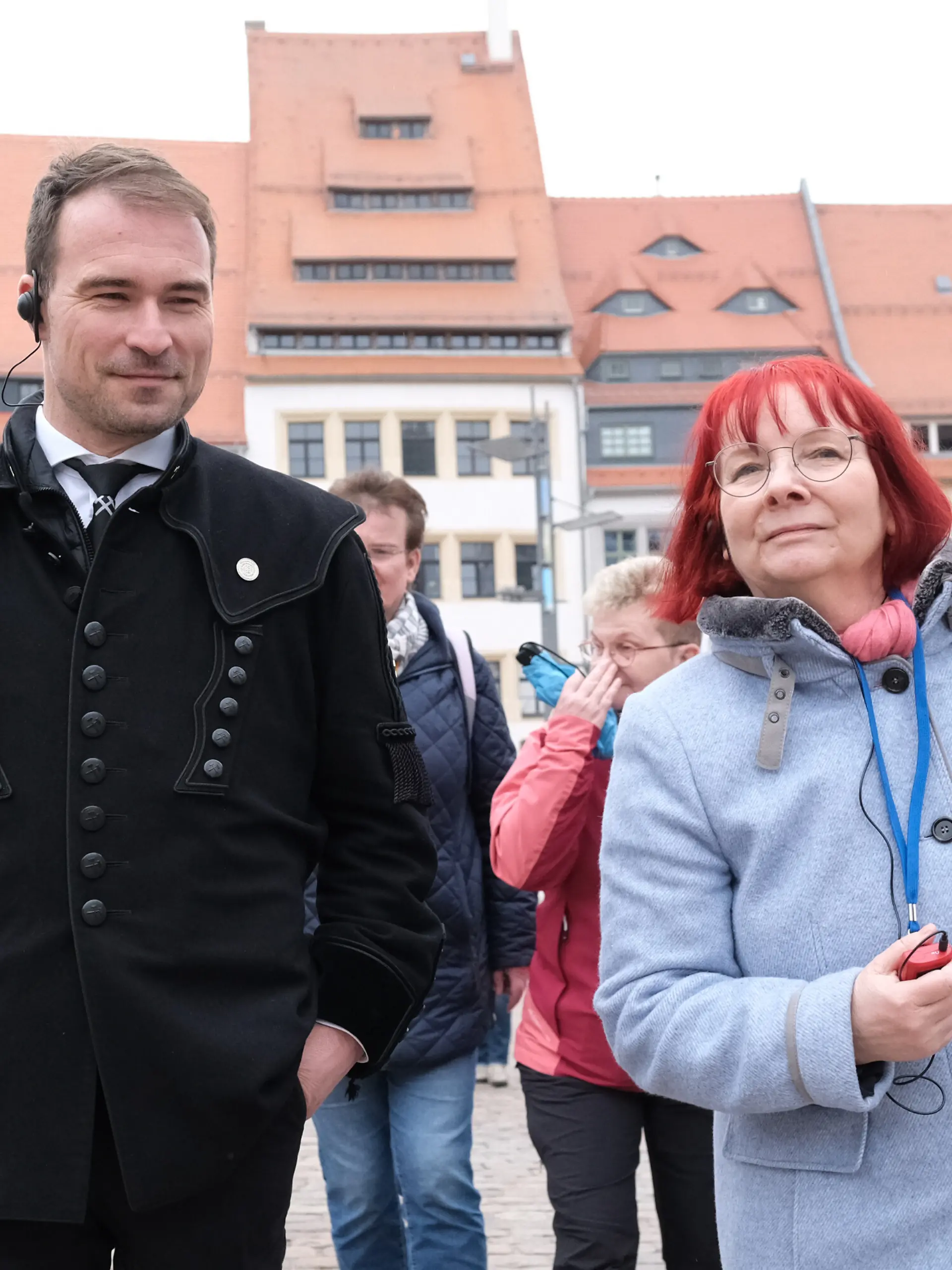 Sabine Ebert (r), Bestseller-Autorin der «Hebammen»-Saga, und Philipp Preißler (Freie Wähler), designierter Oberbürgermeister, gehen über den Marktplatz. Beim literarischen Stadtrundgang «Auf den Spuren der Hebamme Marthe» war die Bestseller-Autorin als Überraschungsgast dabei und hat ihre Fans zu Originalschauplätzen geführt.