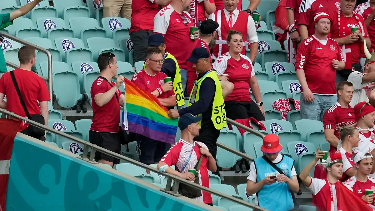 03.07.2021, Aserbaidschan, Baku: Fußball: EM, Tschechien - Dänemark, Finalrunde, Viertelfinale im Baku Olympic Stadium. Ordner nehmen zwei Dänemark Fans eine Regenbogen-Fahne ab. Foto: Darko Vojinovic/Pool AP/dpa +++ dpa-Bildfunk +++