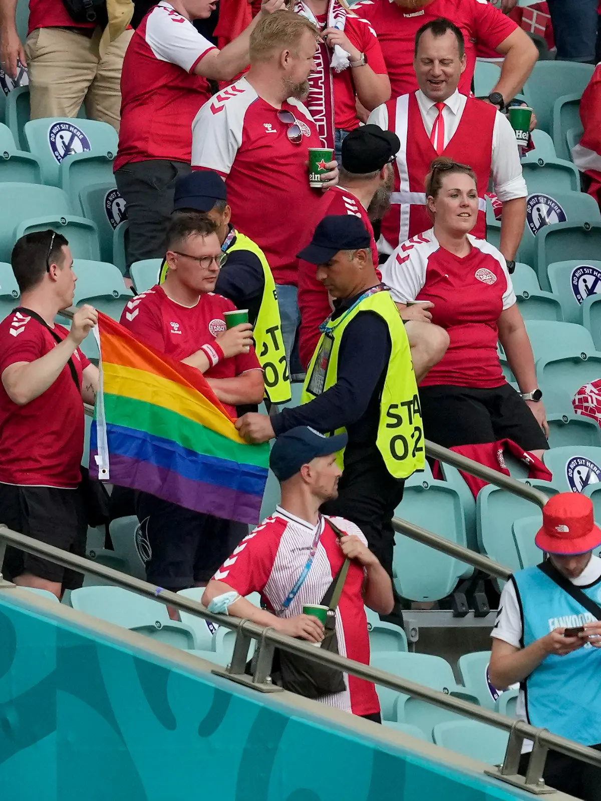 03.07.2021, Aserbaidschan, Baku: Fußball: EM, Tschechien - Dänemark, Finalrunde, Viertelfinale im Baku Olympic Stadium. Ordner nehmen zwei Dänemark Fans eine Regenbogen-Fahne ab. Foto: Darko Vojinovic/Pool AP/dpa +++ dpa-Bildfunk +++