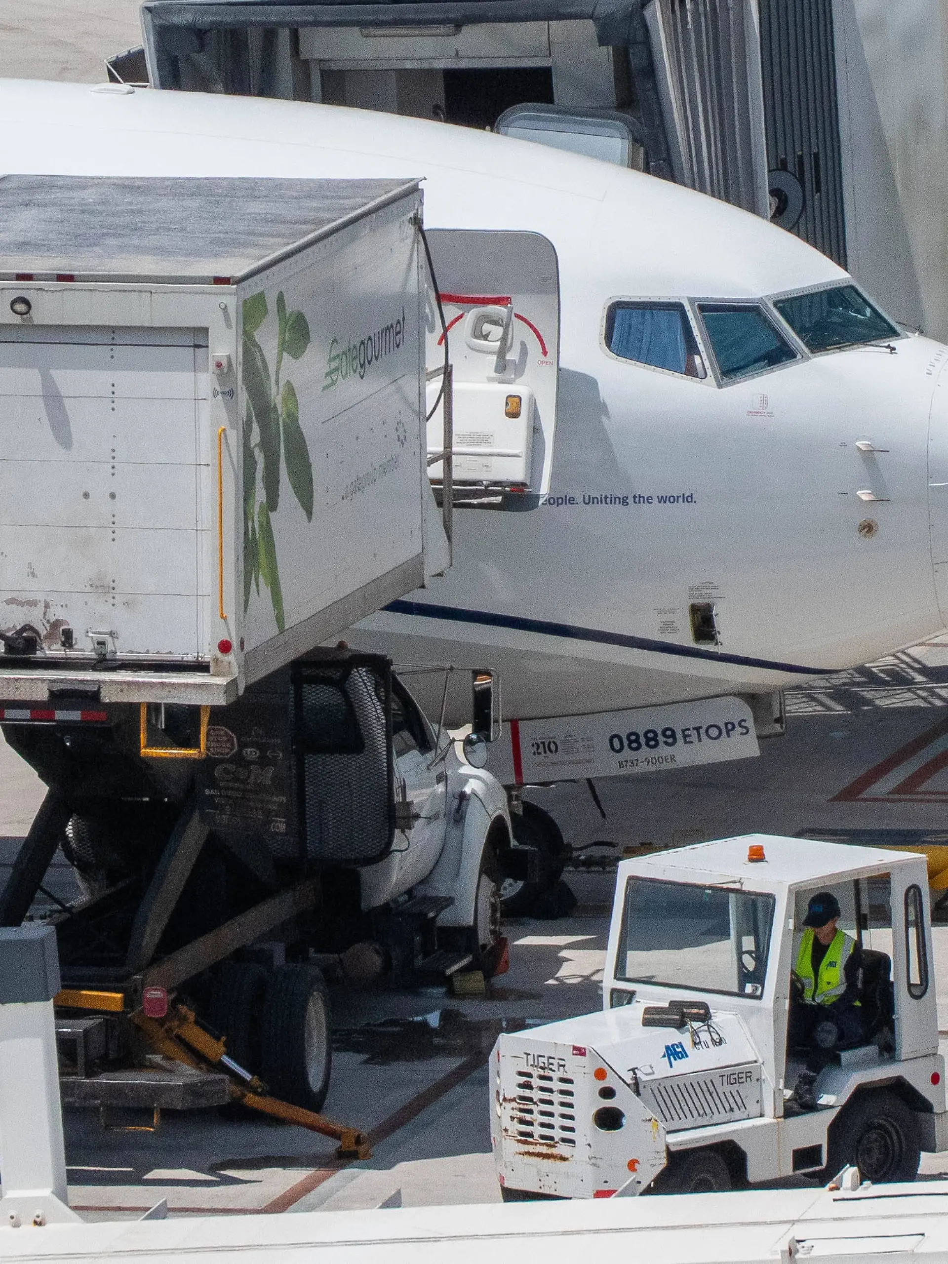 June 6, 2026, U.S.: A United Airlines aircraft is serviced at the gate as catering crews load supplies and ground staff prepare the jet for its upcoming departure amid steady airport activity. U.S. PUBLICATIONxINxGERxSUIxAUTxONLY - ZUMAc343 20260606_znp_c343_006 Copyright: xChrisxBeckettx