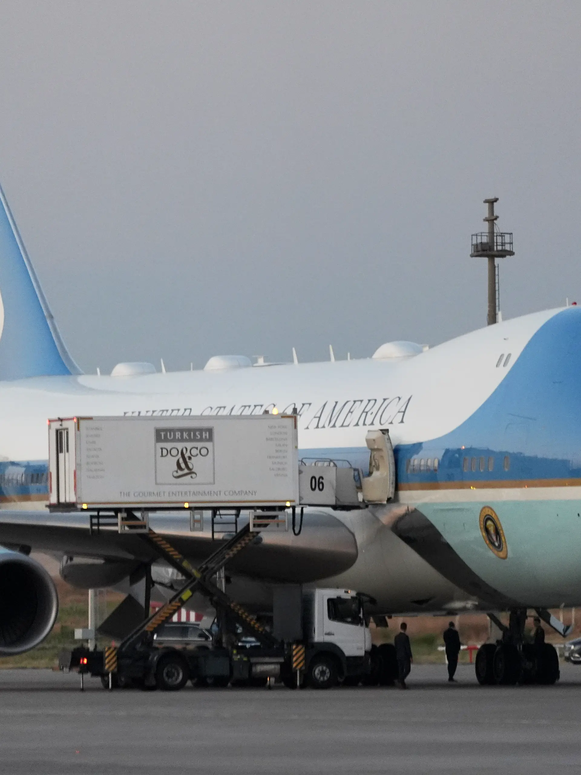 Die „Air Force One“ steht auf dem Rollfeld, bevor US-Präsident Trump nach dem NATO-Gipfel vom internationalen Flughafen Ankara in der türkischen Hauptstadt abfliegt. +++ dpa-Bildfunk +++