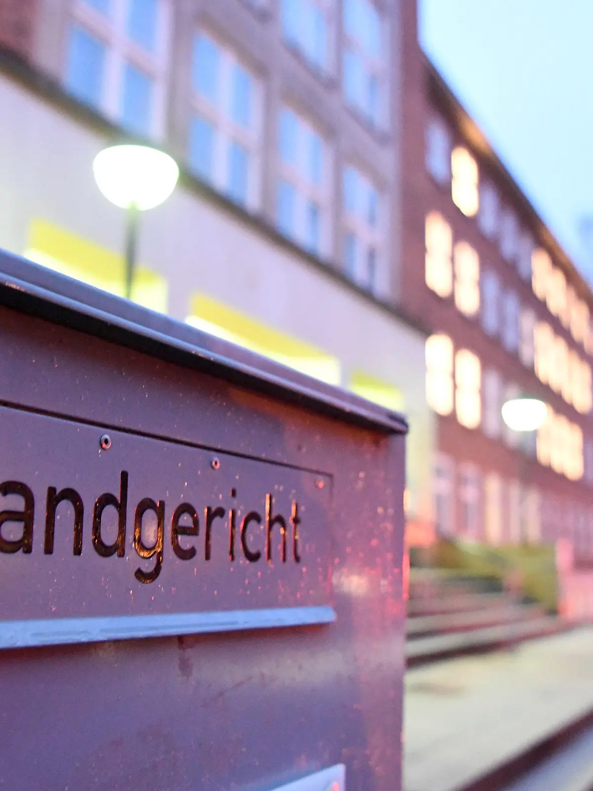 ARCHIV - 21.12.2018, Schleswig-Holstein, Kiel: Blick auf einen Briefkasten amd Gebäude des Landgerichtes. Am 15.01.2019 beginnt in Kiel der Prozess gegen einen 19-jährigen Mann wegen Mordes an seiner wenige Wochen alten Tochter. Er soll am 27. April 2018 unter Einfluss von Alkohol und Drogen seine Tochter sexuell missbraucht und mit dem Kopf mehrfach gegen eine Wand geschlagen haben. Sie starb an einem schweren Schädel-Hirn-Trauma. Foto: Carsten Rehder/dpa +++ dpa-Bildfunk +++