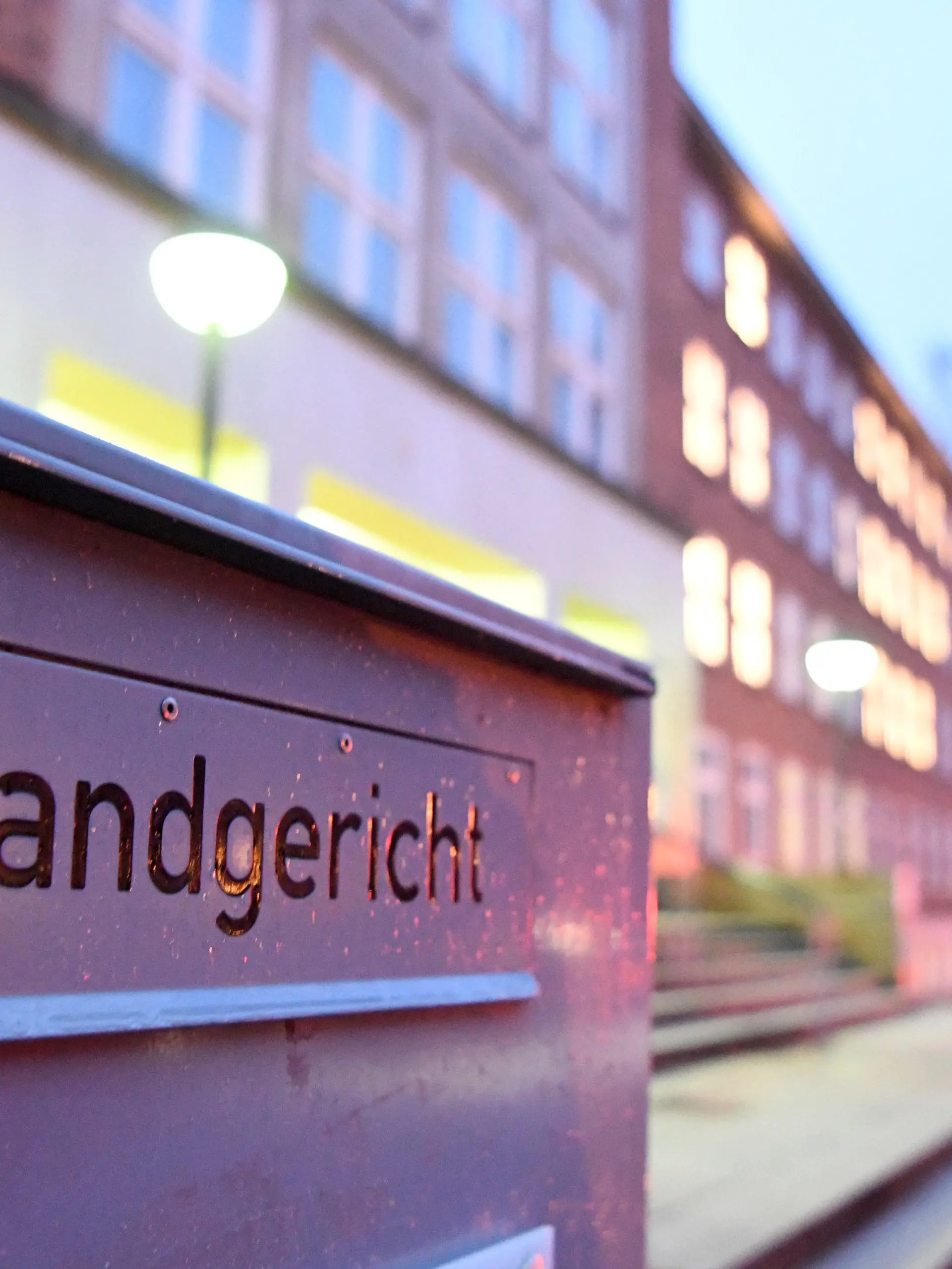 ARCHIV - 21.12.2018, Schleswig-Holstein, Kiel: Blick auf einen Briefkasten amd Gebäude des Landgerichtes. Am 15.01.2019 beginnt in Kiel der Prozess gegen einen 19-jährigen Mann wegen Mordes an seiner wenige Wochen alten Tochter. Er soll am 27. April 2018 unter Einfluss von Alkohol und Drogen seine Tochter sexuell missbraucht und mit dem Kopf mehrfach gegen eine Wand geschlagen haben. Sie starb an einem schweren Schädel-Hirn-Trauma. Foto: Carsten Rehder/dpa +++ dpa-Bildfunk +++
