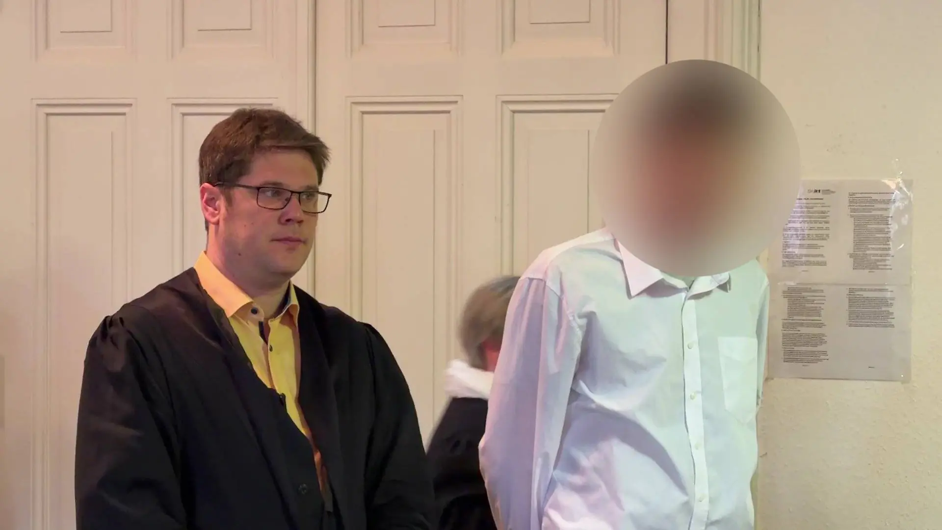 Andy W. ist bereits vorbestraft. Vor Gericht tritt er neben seinem Anwalt auf.